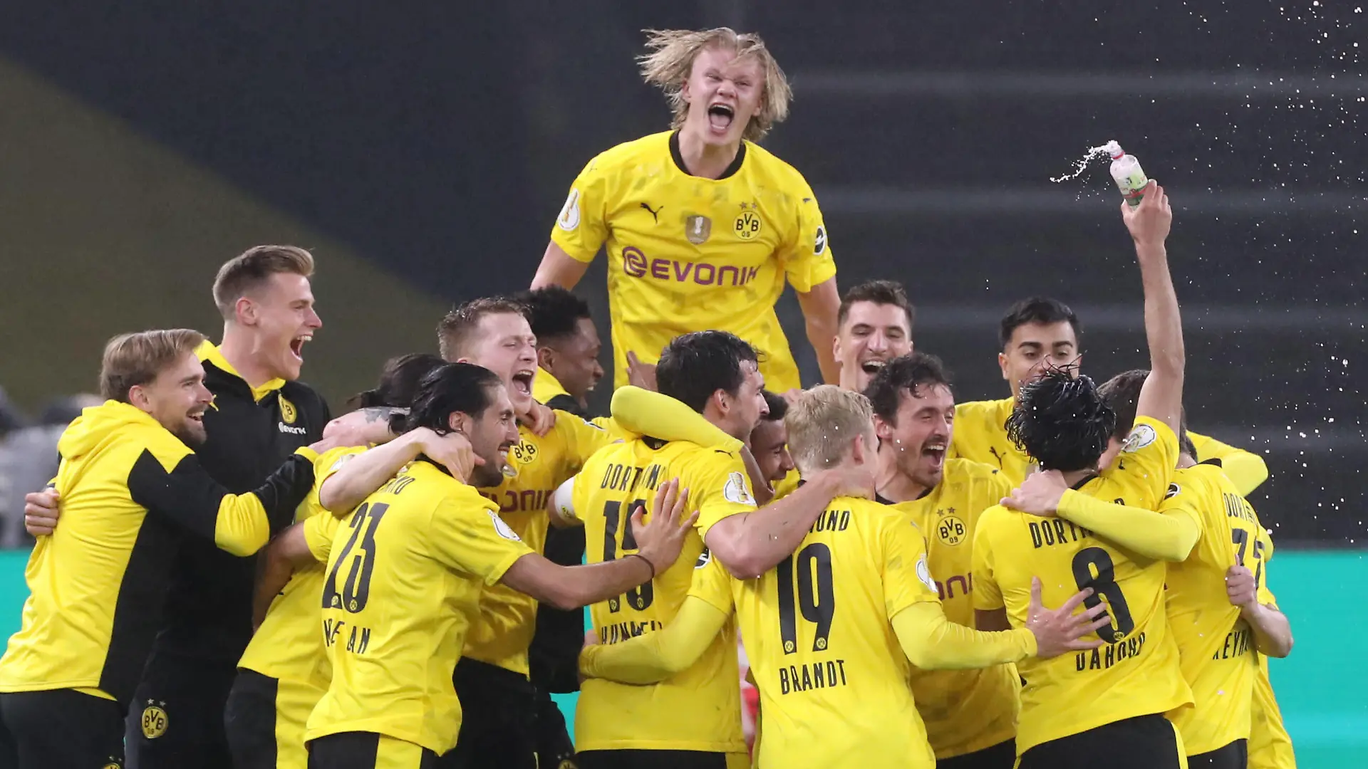 Pokalfinale / RB Leipzig - Dortmund / 13.05.2021 Berlin, 13.05.2021, Olympiastadion, Fussball, DFB - Pokalfinale , RB Leipzig vs. BVB Borussia Dortmund 1:4 0:3 , Im Bild: Schlussjubel Dortmund mit Erling Haaland oben, 9, Dortmund. , DFB regulations prohibit any use of photographs as image sequences and/or quasi-video. , *** Pokalfinale RB Leipzig Dortmund 13 05 2021 Berlin, 13 05 2021, Olympiastadion, Fussball, DFB Pokalfinale , RB Leipzig vs BVB Borussia Dortmund 1 4 0 3 , Im Bild Schlussjubel Dortmund mit Erling Haaland oben, 9, Dortmund , DFB regulations prohibit any use of photographs as image sequences and or quasi video ,