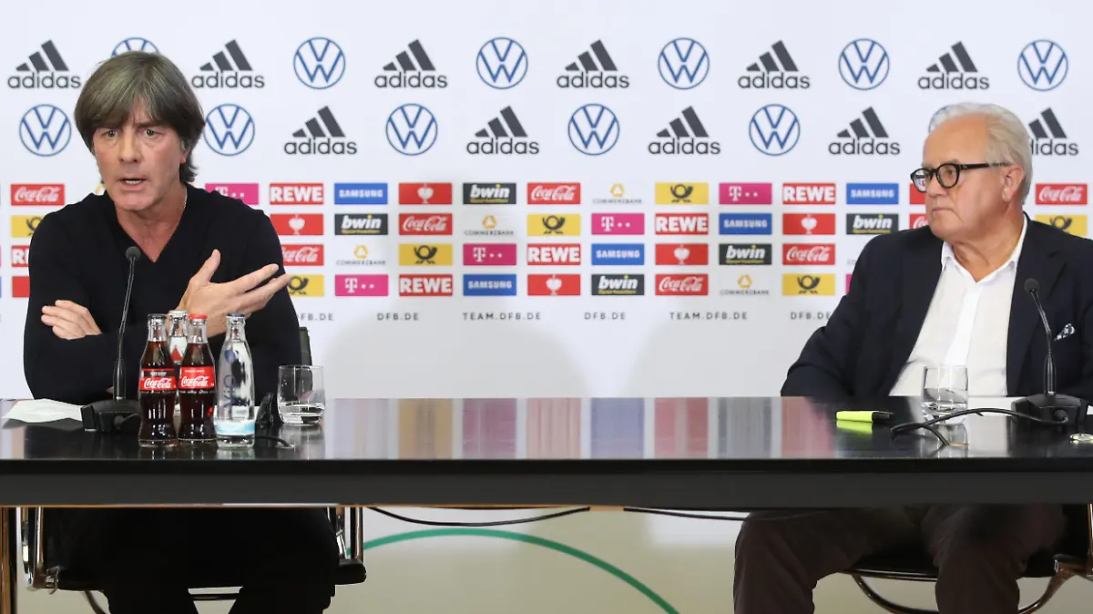 25.08.2020, Hessen, Frankfurt/Main: Bundestrainer Joachim Löw (l) und DFB-Präsident Fritz Keller nehmen in der DFB-Zentrale an einer virtuellen Pressekonferenz vor den bevorstehenden Spielen der Nationalmannschaft in der Nations League gegen Spanien und die Schweiz teil. Foto: Alex Grimm/Getty Images Europe/DFB/dpa - ACHTUNG: Nur zur redaktionellen Verwendung im Zusammenhang mit der aktuellen Berichterstattung und nur mit vollständiger Nennung des vorstehenden Credits +++ dpa-Bildfunk +++