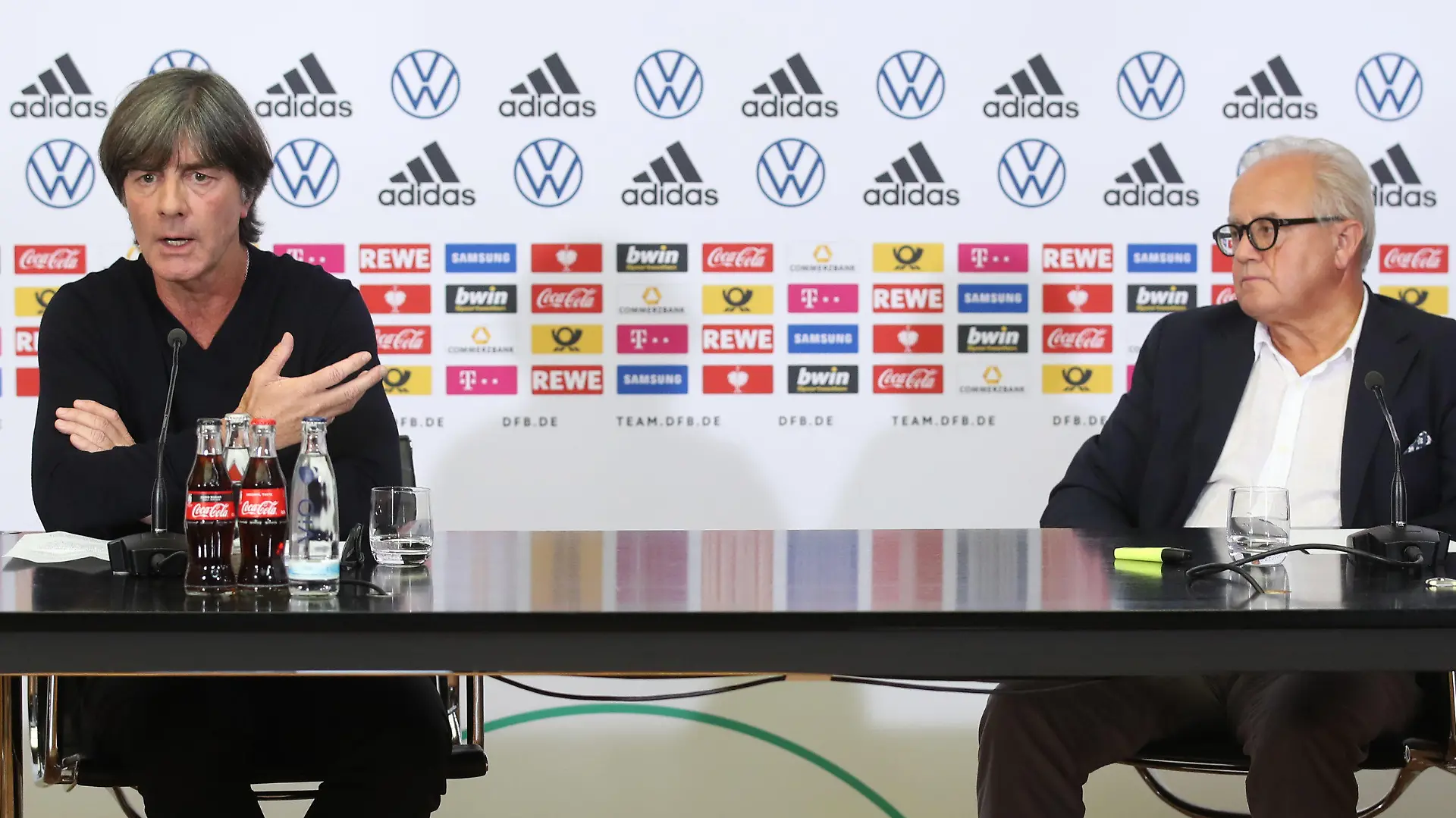 25.08.2020, Hessen, Frankfurt/Main: Bundestrainer Joachim Löw (l) und DFB-Präsident Fritz Keller nehmen in der DFB-Zentrale an einer virtuellen Pressekonferenz vor den bevorstehenden Spielen der Nationalmannschaft in der Nations League gegen Spanien und die Schweiz teil. Foto: Alex Grimm/Getty Images Europe/DFB/dpa - ACHTUNG: Nur zur redaktionellen Verwendung im Zusammenhang mit der aktuellen Berichterstattung und nur mit vollständiger Nennung des vorstehenden Credits +++ dpa-Bildfunk +++