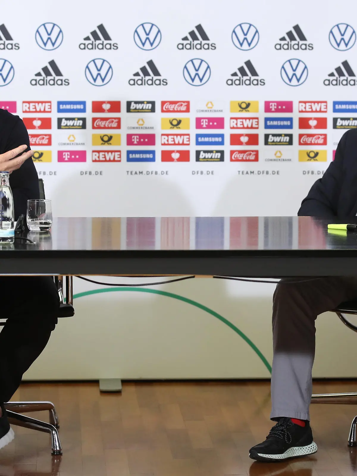 25.08.2020, Hessen, Frankfurt/Main: Bundestrainer Joachim Löw (l) und DFB-Präsident Fritz Keller nehmen in der DFB-Zentrale an einer virtuellen Pressekonferenz vor den bevorstehenden Spielen der Nationalmannschaft in der Nations League gegen Spanien und die Schweiz teil. Foto: Alex Grimm/Getty Images Europe/DFB/dpa - ACHTUNG: Nur zur redaktionellen Verwendung im Zusammenhang mit der aktuellen Berichterstattung und nur mit vollständiger Nennung des vorstehenden Credits +++ dpa-Bildfunk +++