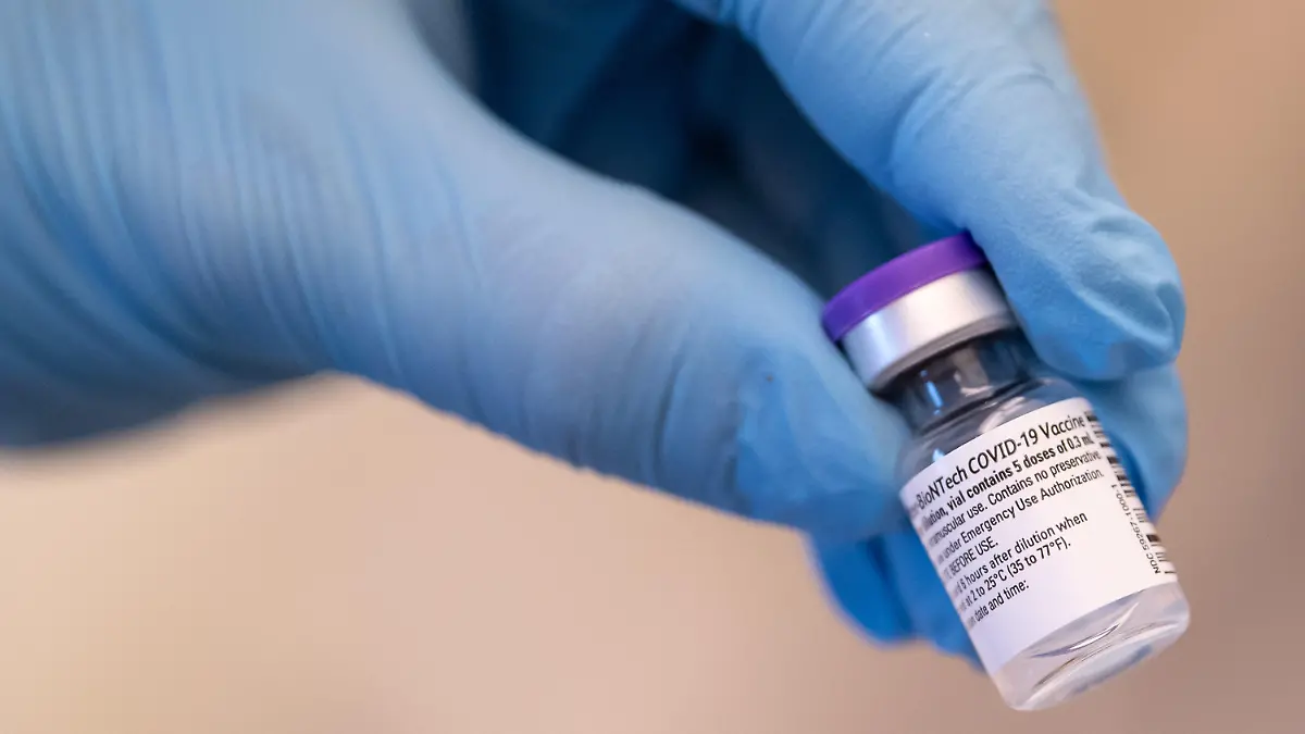ARCHIV - 30.12.2020, Bayern, Gauting: Eine medizinische Mitarbeiterin hält ein Corona-Impfstoff-Fläschchen von Biontech/Pfizer in der Hand. Biontech und Pfizer haben mit Studien zu Wirkung und Sicherheit ihres Corona-Impfstoffs bei Kindern unter 11 Jahren begonnen. (zu dpa «Biontech/Pfizer prüfen Corona-Impfstoff an Kindern») Foto: Sven Hoppe/dpa +++ dpa-Bildfunk +++
