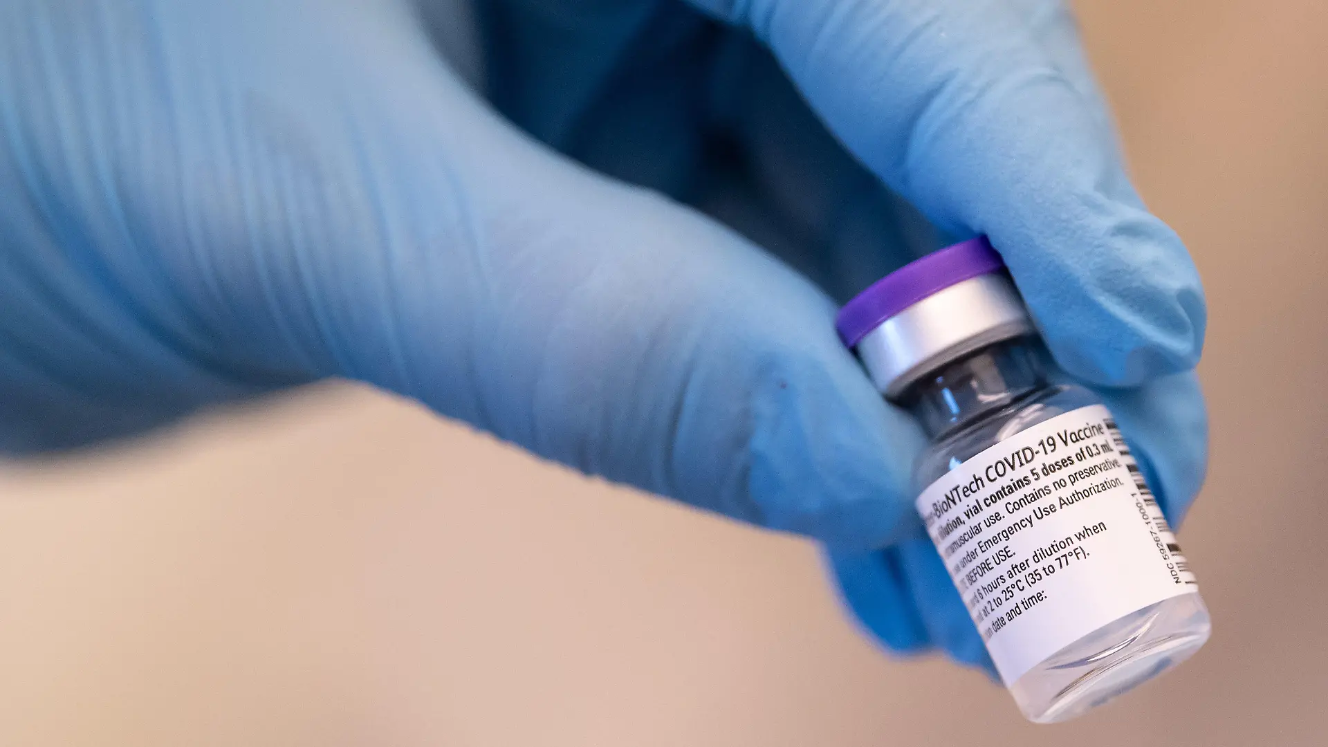 ARCHIV - 30.12.2020, Bayern, Gauting: Eine medizinische Mitarbeiterin hält ein Corona-Impfstoff-Fläschchen von Biontech/Pfizer in der Hand. Biontech und Pfizer haben mit Studien zu Wirkung und Sicherheit ihres Corona-Impfstoffs bei Kindern unter 11 Jahren begonnen. (zu dpa «Biontech/Pfizer prüfen Corona-Impfstoff an Kindern») Foto: Sven Hoppe/dpa +++ dpa-Bildfunk +++