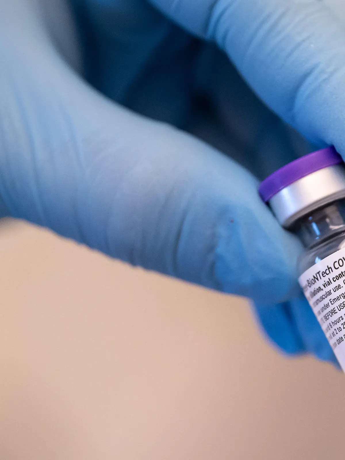 ARCHIV - 30.12.2020, Bayern, Gauting: Eine medizinische Mitarbeiterin hält ein Corona-Impfstoff-Fläschchen von Biontech/Pfizer in der Hand. Biontech und Pfizer haben mit Studien zu Wirkung und Sicherheit ihres Corona-Impfstoffs bei Kindern unter 11 Jahren begonnen. (zu dpa «Biontech/Pfizer prüfen Corona-Impfstoff an Kindern») Foto: Sven Hoppe/dpa +++ dpa-Bildfunk +++