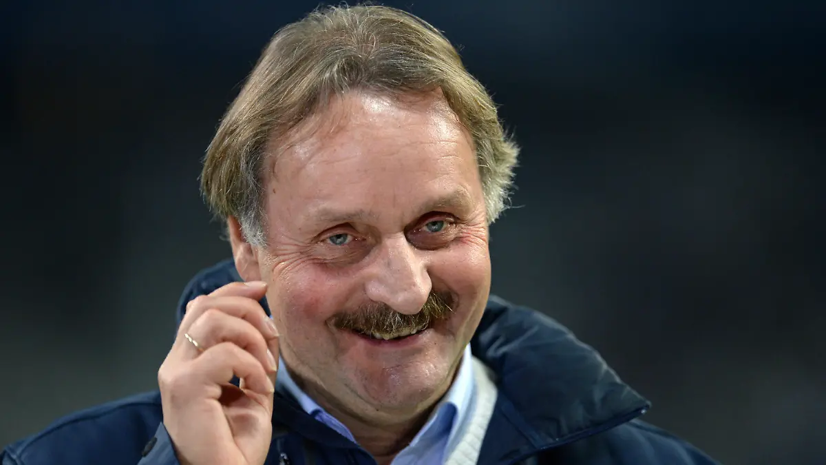 ARCHIV - 21.11.2016, Bayern, München: Fußball 2. Bundesliga 13. Spieltag: TSV 1860 München - 1. FC Kaiserslautern in der Allianz Arena. Trainer und TV-Experte Peter Neururer vor Spielbeginn. . Der frühere Bundesliga-Trainer Peter Neururer wird am Sonntag (26. April) 65 Jahre alt. Foto: Andreas Gebert/dpa +++ dpa-Bildfunk +++