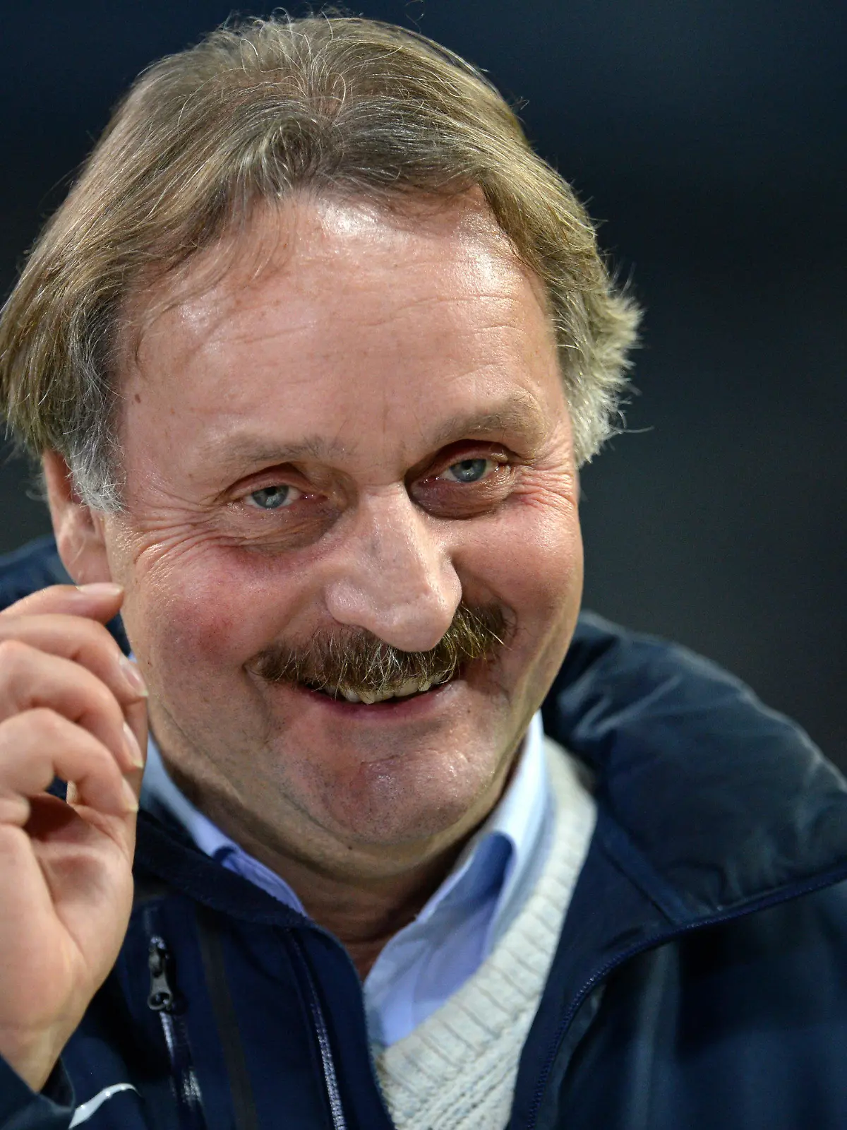 ARCHIV - 21.11.2016, Bayern, München: Fußball 2. Bundesliga 13. Spieltag: TSV 1860 München - 1. FC Kaiserslautern in der Allianz Arena. Trainer und TV-Experte Peter Neururer vor Spielbeginn. . Der frühere Bundesliga-Trainer Peter Neururer wird am Sonntag (26. April) 65 Jahre alt. Foto: Andreas Gebert/dpa +++ dpa-Bildfunk +++