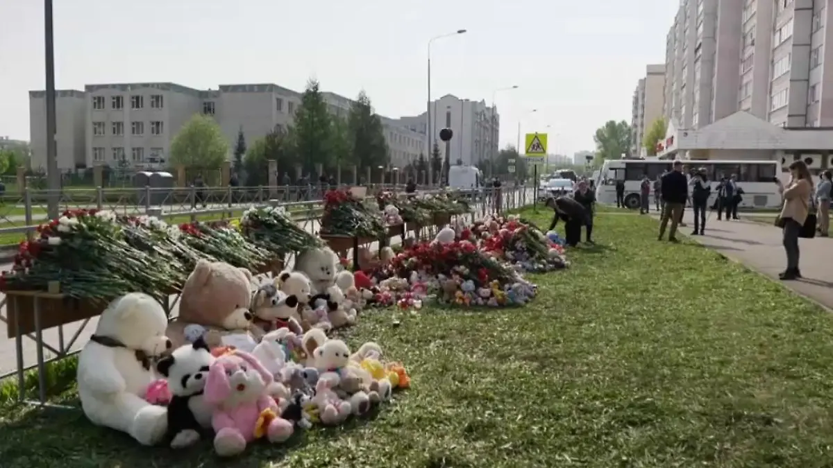 Vor der Schule in Kasan haben Trauernde Blumen und Kuscheltiere abgelegt.
