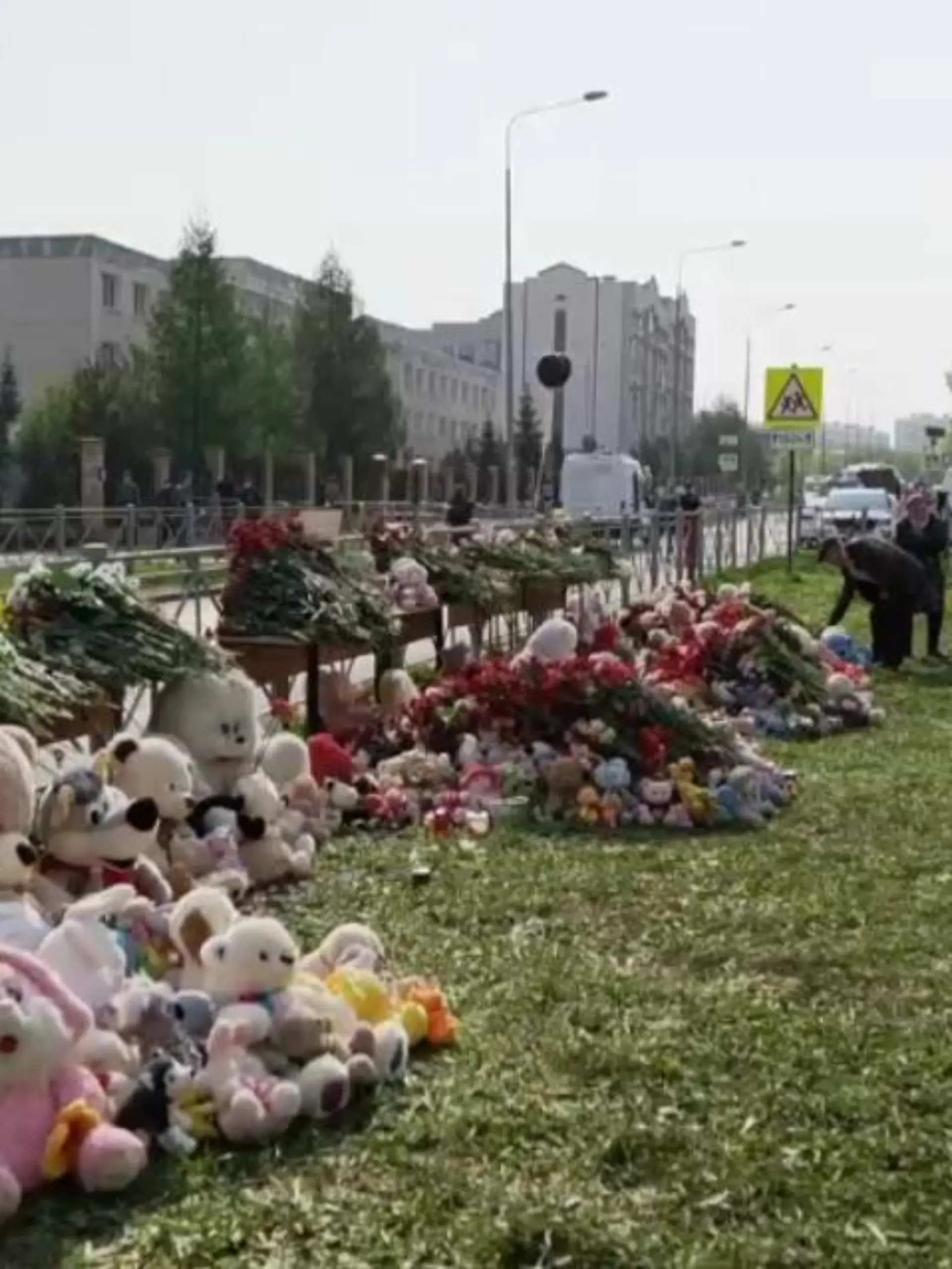 Vor der Schule in Kasan haben Trauernde Blumen und Kuscheltiere abgelegt.