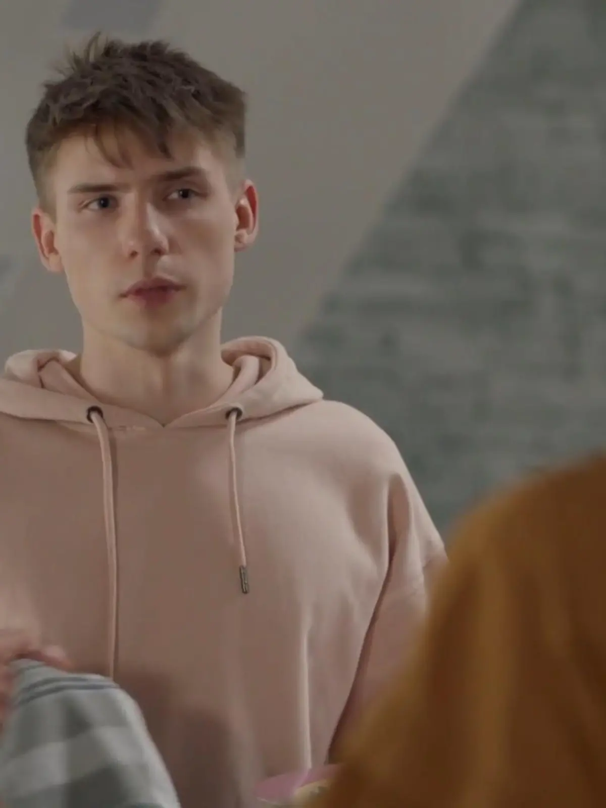 Moritz hält die Scharade seiner Schwester nicht mehr aus und kommt plötzlich in die Position, die ganze Sache vor Yvonne auffliegen zu lassen.