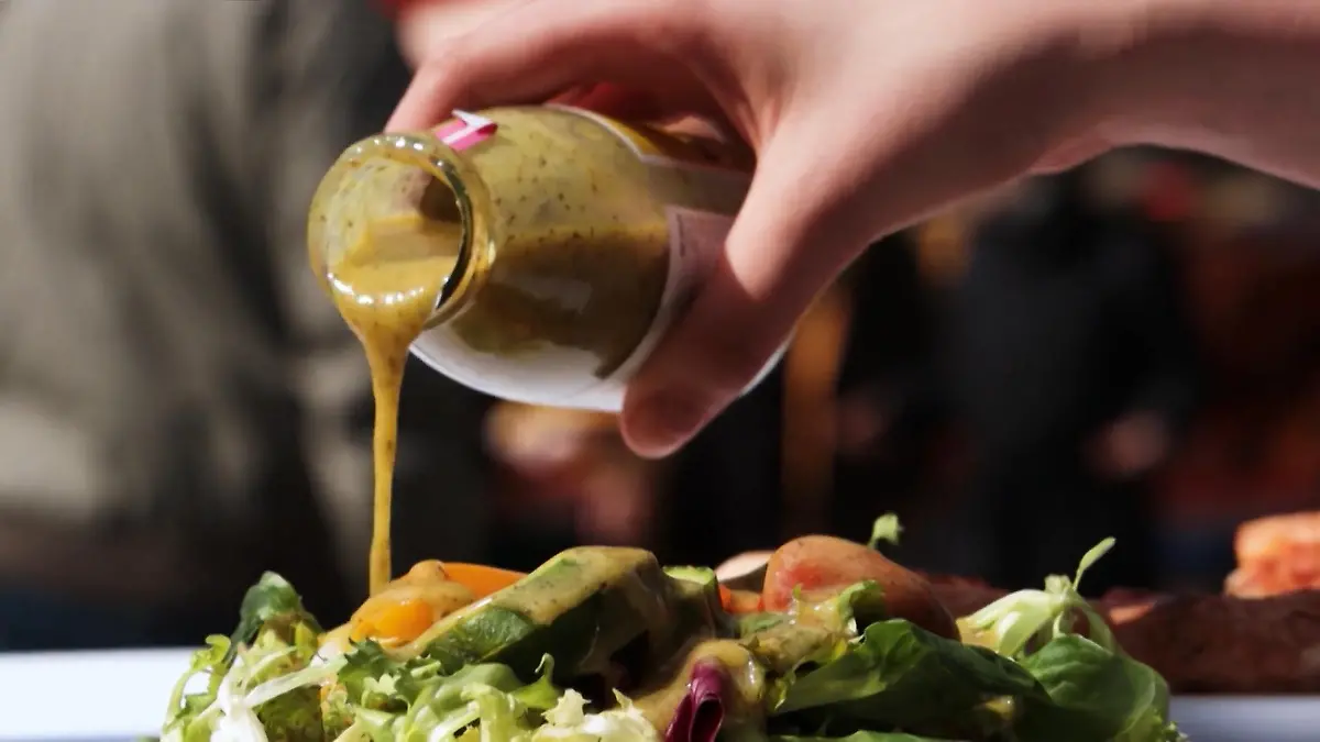 Fertig-Salatdressings im Test: Das sind die Gewinner Welches schmeckt am besten?