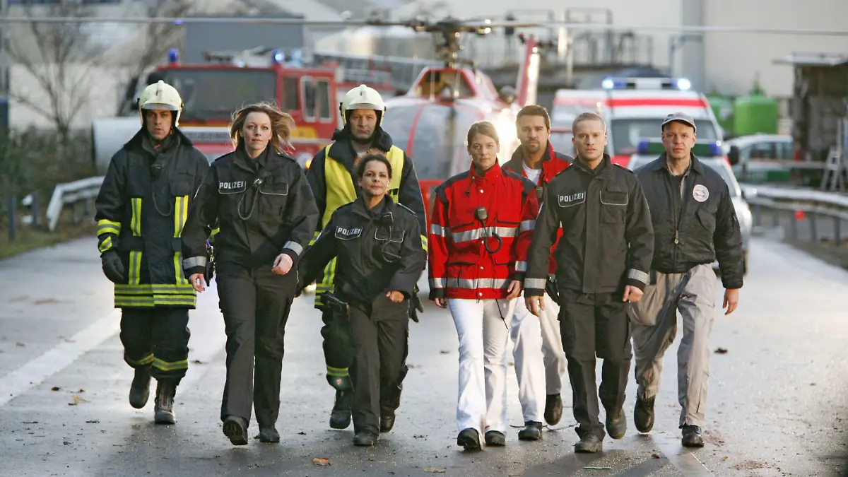 Das Team von 112 - Sie retten dein Leben (v.li.): Kadir Karabulut (Matthias Rdder),  Doreen Melzer (Martina Reichert), Ingo Bender (Gernot Schmidt),  Nicole Held (Mariam Kurth), Steffi Felten (Josephine Thiel),  Dimitri Papapostolou (Philip Kstring), Florian Carstens (Dominic Saleh-Zaki) und Peter Wells (Mats Reinhardt).