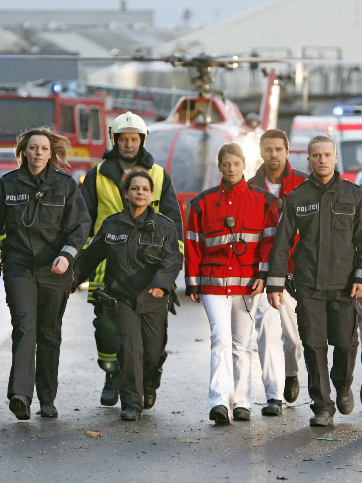Das Team von 112 - Sie retten dein Leben (v.li.): Kadir Karabulut (Matthias Rdder),  Doreen Melzer (Martina Reichert), Ingo Bender (Gernot Schmidt),  Nicole Held (Mariam Kurth), Steffi Felten (Josephine Thiel),  Dimitri Papapostolou (Philip Kstring), Florian Carstens (Dominic Saleh-Zaki) und Peter Wells (Mats Reinhardt).