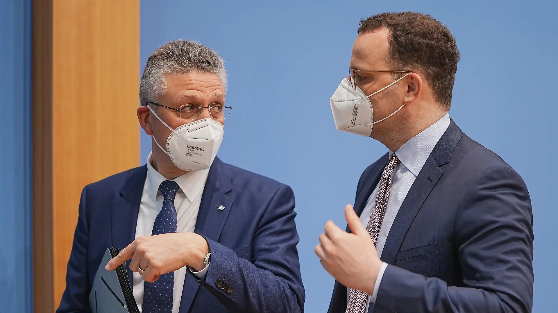 07.05.2021, Berlin: Jens Spahn (CDU), Bundesminister für Gesundheit, spricht neben Lothar Wieler (l), Präsident des Robert Koch-Instituts (RKI),  nach der wöchentlichen Pressekonferenz in der Bundespressekonferenz zur aktuellen Coronalage. Foto: Michael Kappeler/dpa +++ dpa-Bildfunk +++
