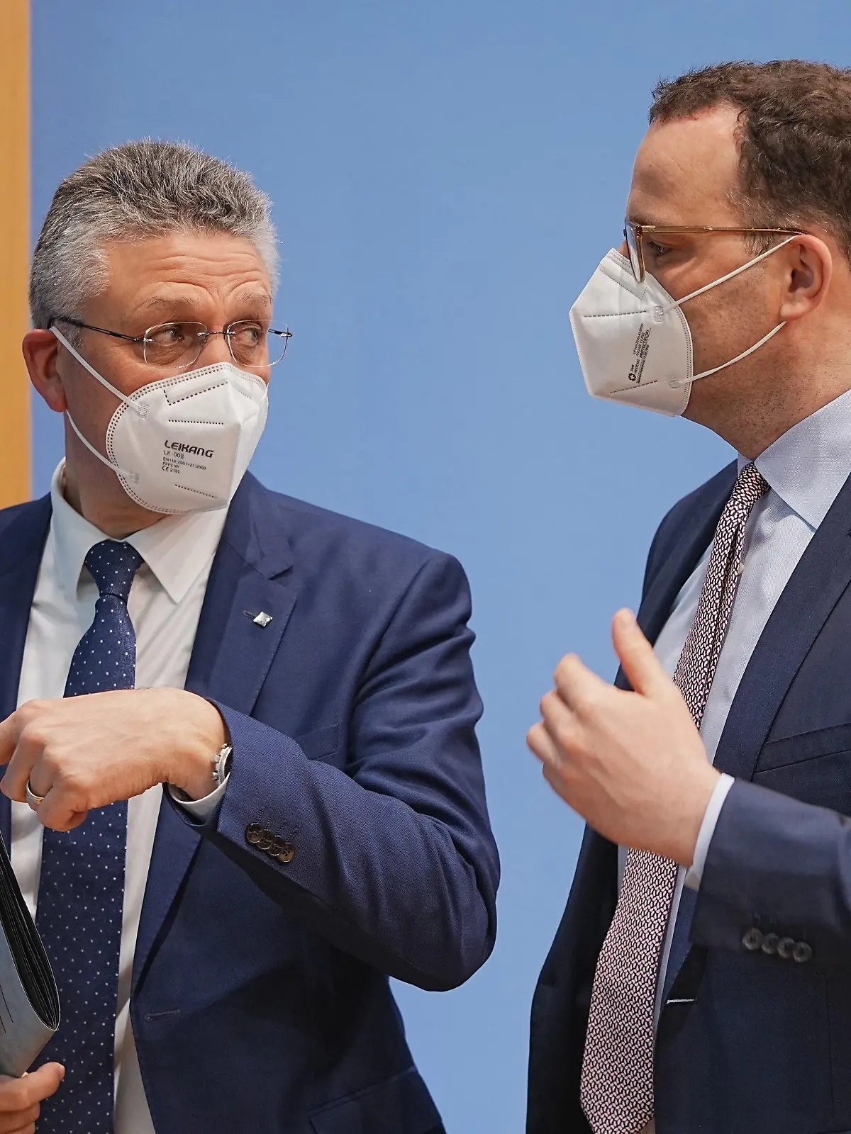 07.05.2021, Berlin: Jens Spahn (CDU), Bundesminister für Gesundheit, spricht neben Lothar Wieler (l), Präsident des Robert Koch-Instituts (RKI),  nach der wöchentlichen Pressekonferenz in der Bundespressekonferenz zur aktuellen Coronalage. Foto: Michael Kappeler/dpa +++ dpa-Bildfunk +++
