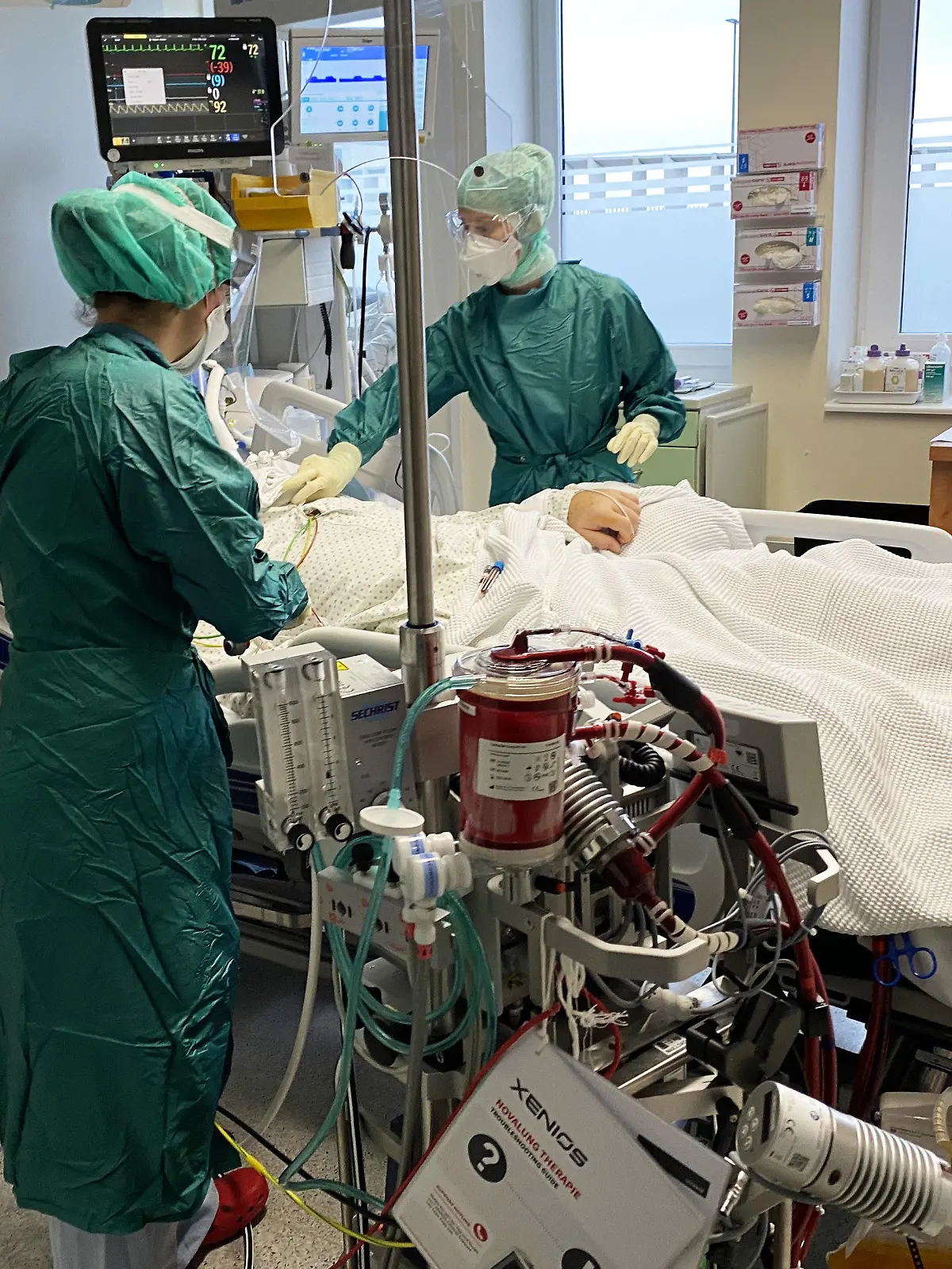 HANDOUT - 03.11.2020, Österreich, Salzburg: Medizinische Mitarbeiter der am Uniklinikum behandeln einen Patienten auf der intrinsischen Intensivstation. Aufgrund des starken Anstieg der Patientin, die am Coronavirus erkrankt sind, kommen die Intensivstationen landesweit an ihre Grenzen. Foto: Unbekannt/SALK/APA/dpa +++ dpa-Bildfunk +++