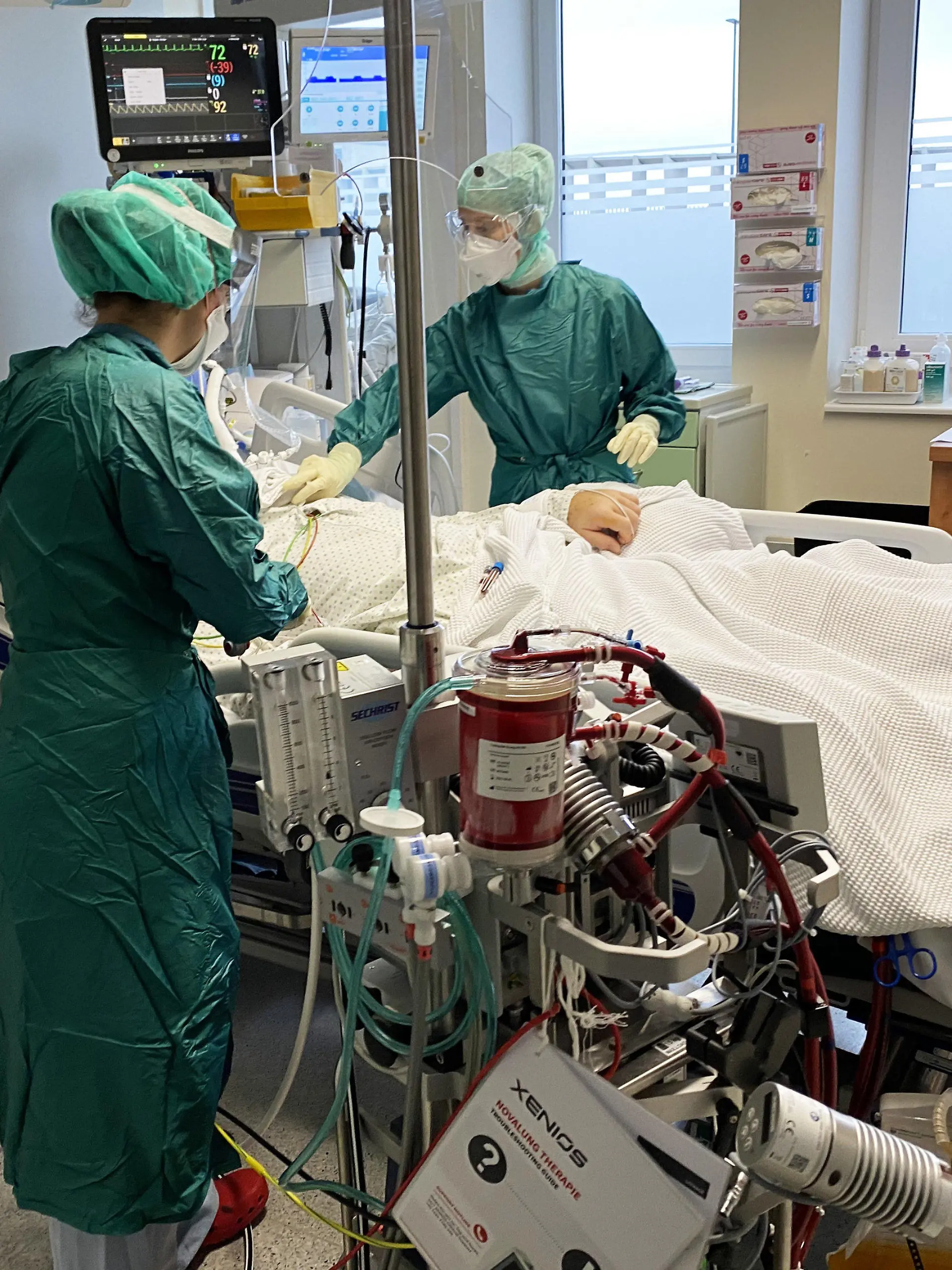 HANDOUT - 03.11.2020, Österreich, Salzburg: Medizinische Mitarbeiter der am Uniklinikum behandeln einen Patienten auf der intrinsischen Intensivstation. Aufgrund des starken Anstieg der Patientin, die am Coronavirus erkrankt sind, kommen die Intensivstationen landesweit an ihre Grenzen. Foto: Unbekannt/SALK/APA/dpa +++ dpa-Bildfunk +++