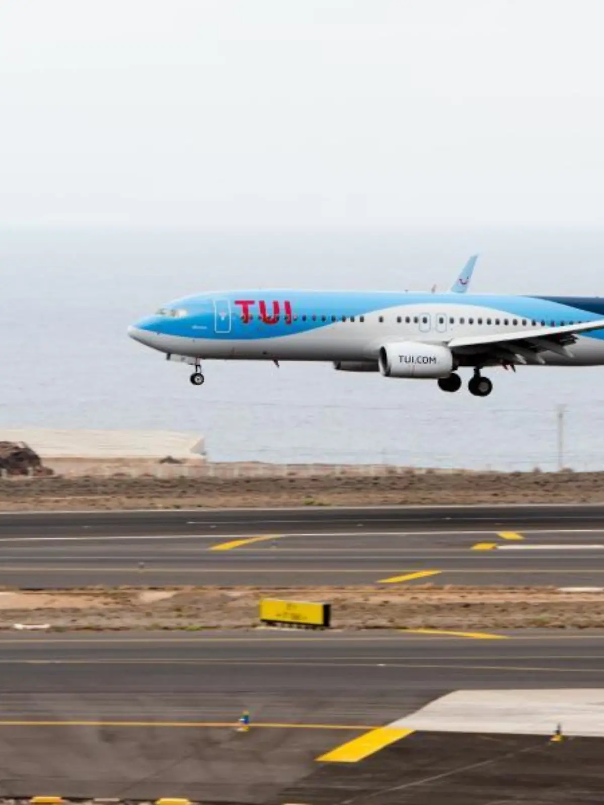 Ein Flugzeug von Tuifly landet auf einem Flughafen