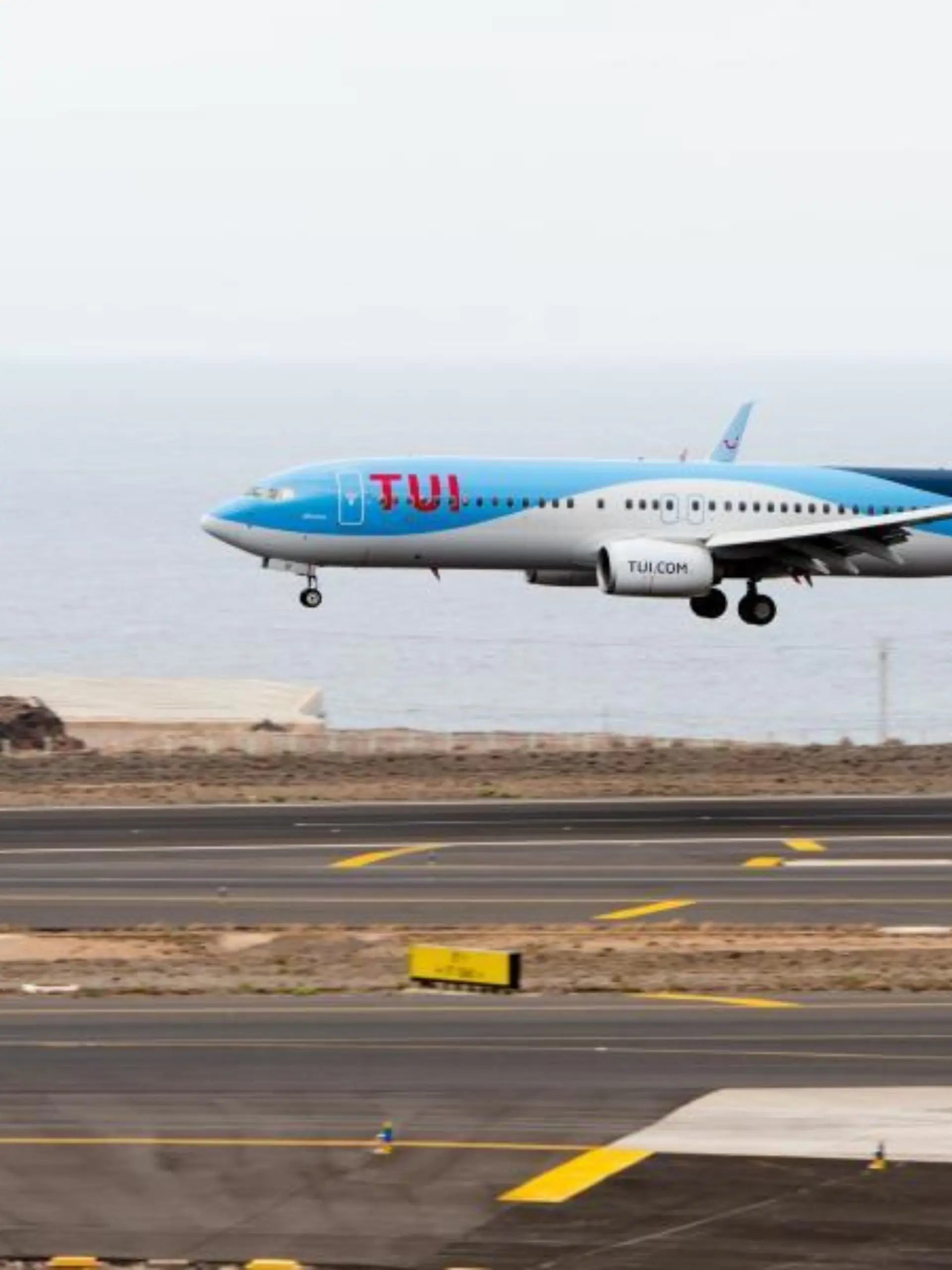 Ein Flugzeug von Tuifly landet auf einem Flughafen