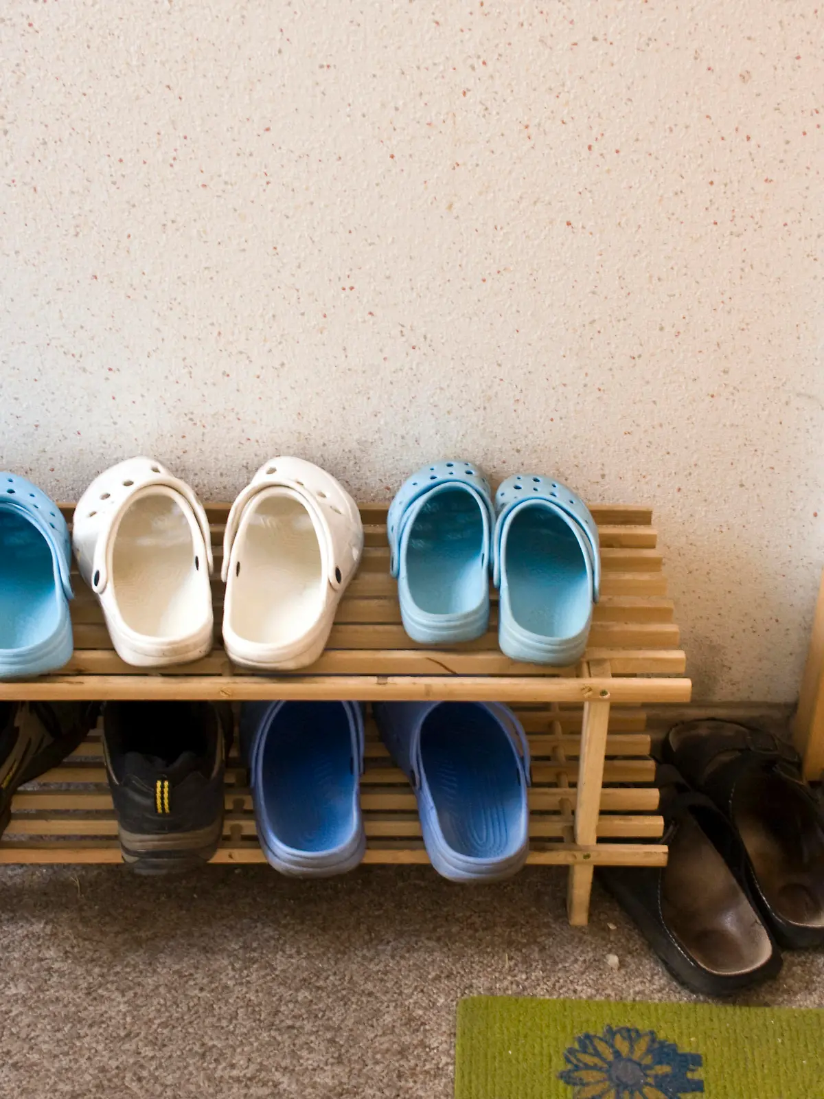 Schuhe im Hausflur vor einer EingangstÃ¼r