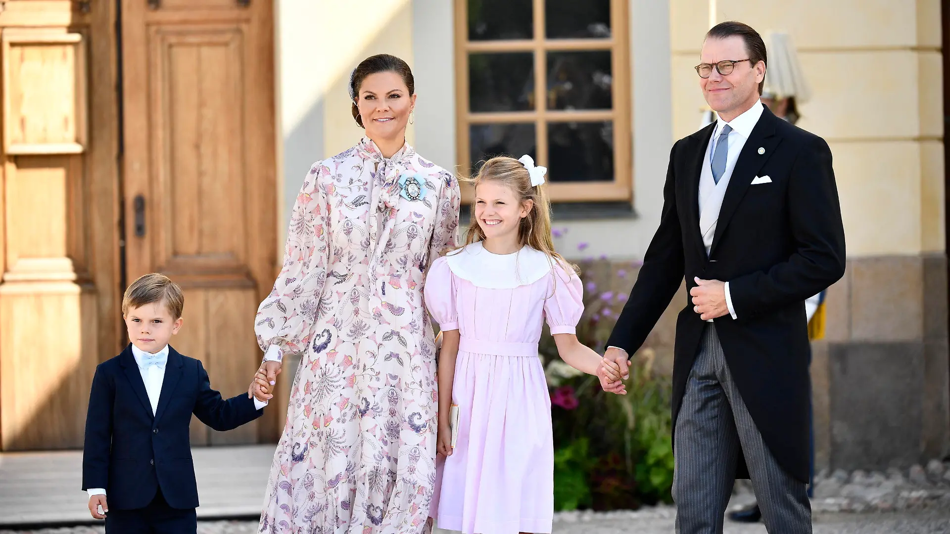 14.08.2021, Schweden, Stockholm: Kronprinzessin Victoria von Schweden (2.v.l.) steht mit Prinz Oscar (l), Prinzessin Estelle (2.v.r) und Prinz Daniel (r) für ein Foto nach der Taufe von Prinz Julian in der Kapelle von Schloss Drottningholm. Prinz Julian ist der dritte Sohn von Prinz Carl Philip und Prinzessin Sofia. Foto: Erik Simander/TT News Agency/AP/dpa +++ dpa-Bildfunk +++