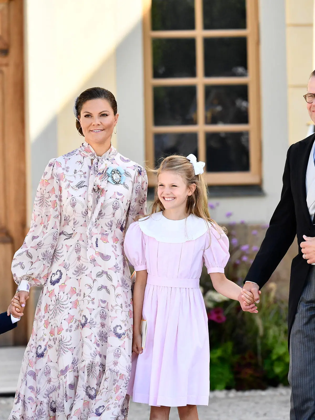 14.08.2021, Schweden, Stockholm: Kronprinzessin Victoria von Schweden (2.v.l.) steht mit Prinz Oscar (l), Prinzessin Estelle (2.v.r) und Prinz Daniel (r) für ein Foto nach der Taufe von Prinz Julian in der Kapelle von Schloss Drottningholm. Prinz Julian ist der dritte Sohn von Prinz Carl Philip und Prinzessin Sofia. Foto: Erik Simander/TT News Agency/AP/dpa +++ dpa-Bildfunk +++