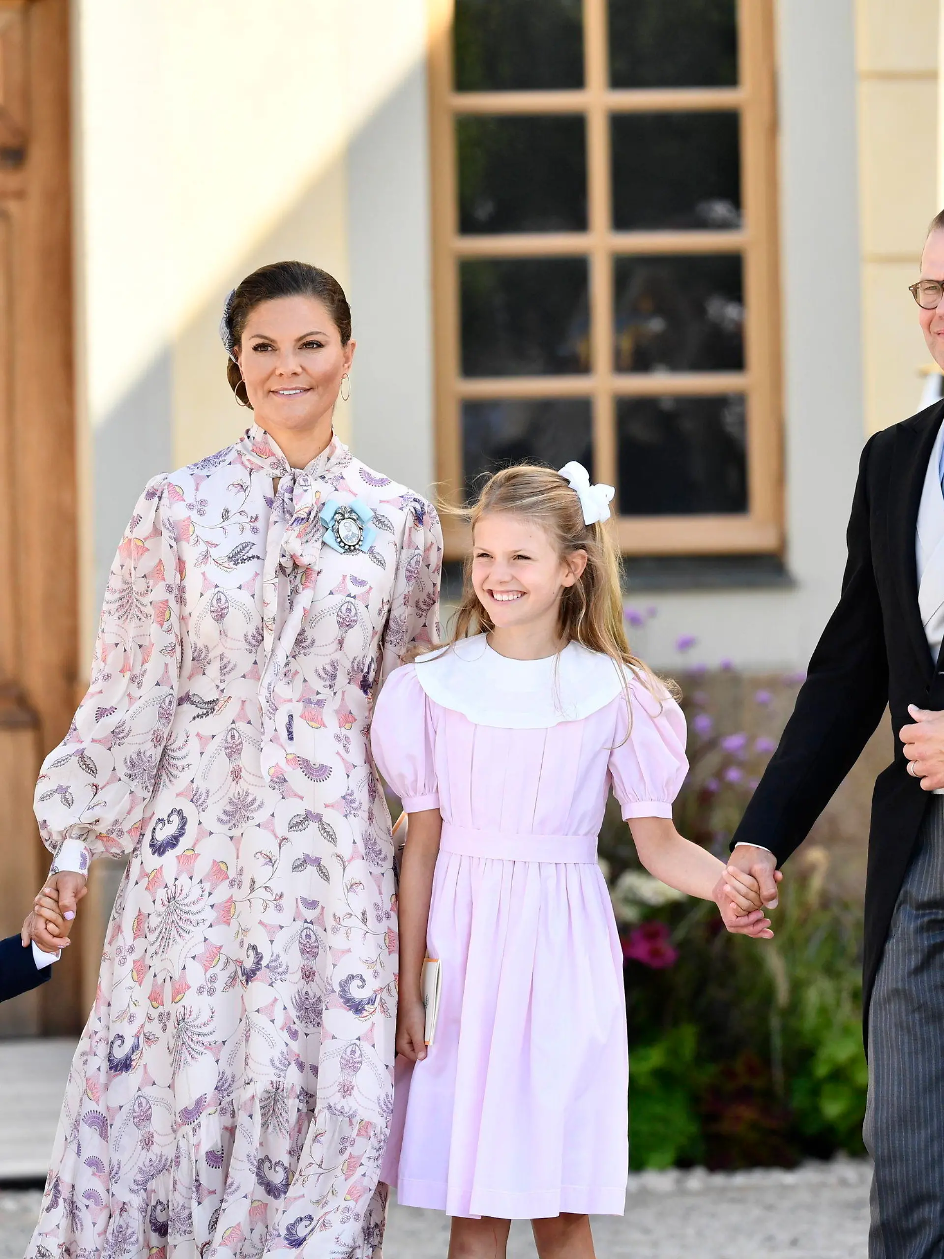 14.08.2021, Schweden, Stockholm: Kronprinzessin Victoria von Schweden (2.v.l.) steht mit Prinz Oscar (l), Prinzessin Estelle (2.v.r) und Prinz Daniel (r) für ein Foto nach der Taufe von Prinz Julian in der Kapelle von Schloss Drottningholm. Prinz Julian ist der dritte Sohn von Prinz Carl Philip und Prinzessin Sofia. Foto: Erik Simander/TT News Agency/AP/dpa +++ dpa-Bildfunk +++