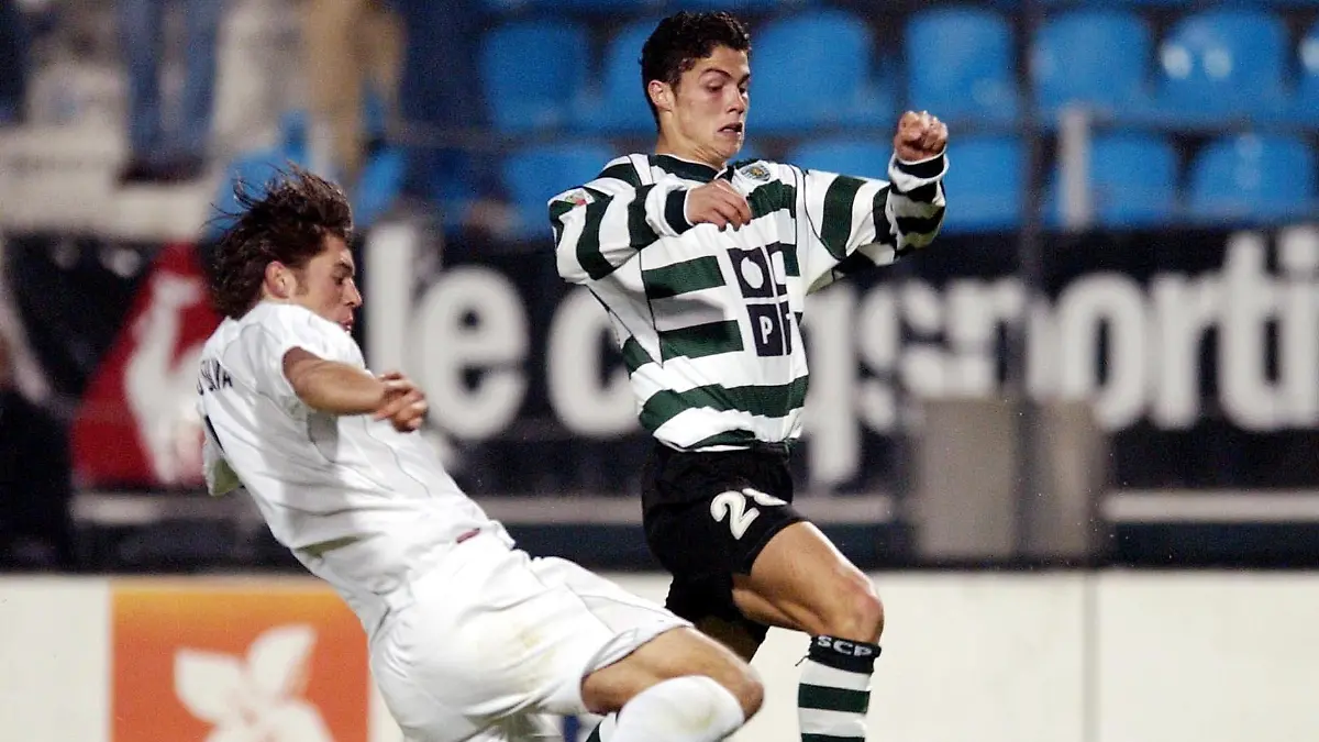 Sporting Lissabons ballführender Spieler Cristiano Ronaldo (r) wird von Guimaraes-Akteur Ricardo Silva mit einem Tackling attackiert.