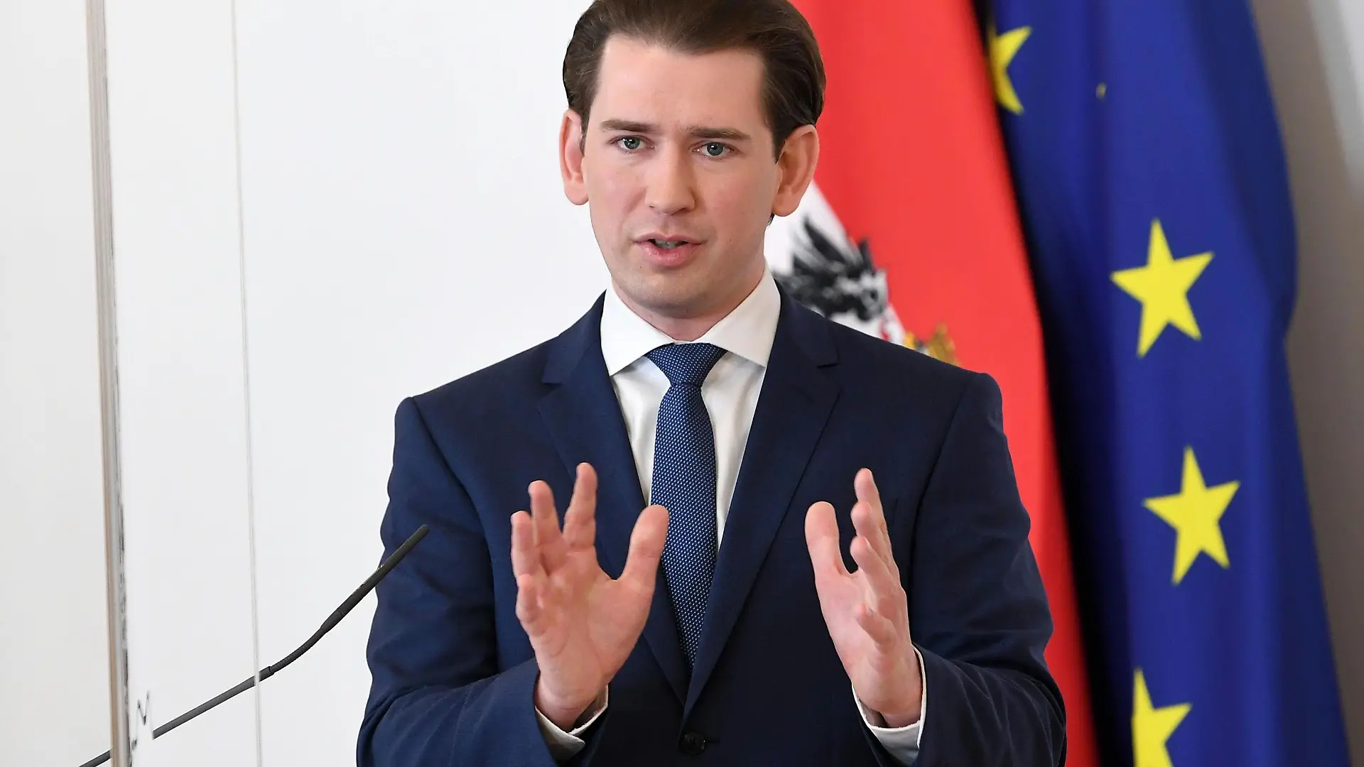 12.05.2021, Österreich, Wien: Sebastian Kurz (ÖVP), Bundeskanzler von Österreich, spricht mit Journalisten vor dem Ministerrat im Bundeskanzleramt in Wien. Die österreichische Justiz ermittelt gegen Bundeskanzler Sebastian Kurz wegen möglicher Falschaussage vor dem Ibiza-Untersuchungsausschuss des Parlaments. Das gab der Regierungschef von der konservativen ÖVP am Mittwoch bekannt. Foto: Helmut Fohringer/APA/dpa +++ dpa-Bildfunk +++