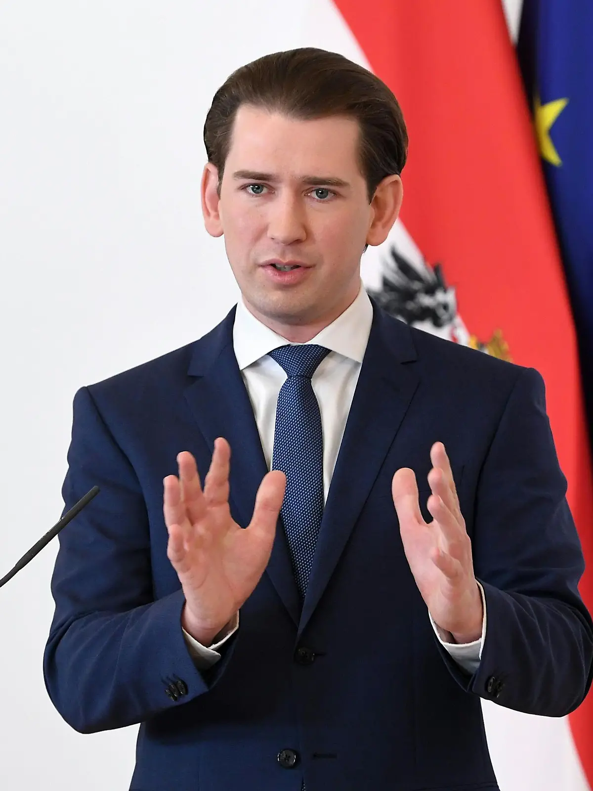 12.05.2021, Österreich, Wien: Sebastian Kurz (ÖVP), Bundeskanzler von Österreich, spricht mit Journalisten vor dem Ministerrat im Bundeskanzleramt in Wien. Die österreichische Justiz ermittelt gegen Bundeskanzler Sebastian Kurz wegen möglicher Falschaussage vor dem Ibiza-Untersuchungsausschuss des Parlaments. Das gab der Regierungschef von der konservativen ÖVP am Mittwoch bekannt. Foto: Helmut Fohringer/APA/dpa +++ dpa-Bildfunk +++