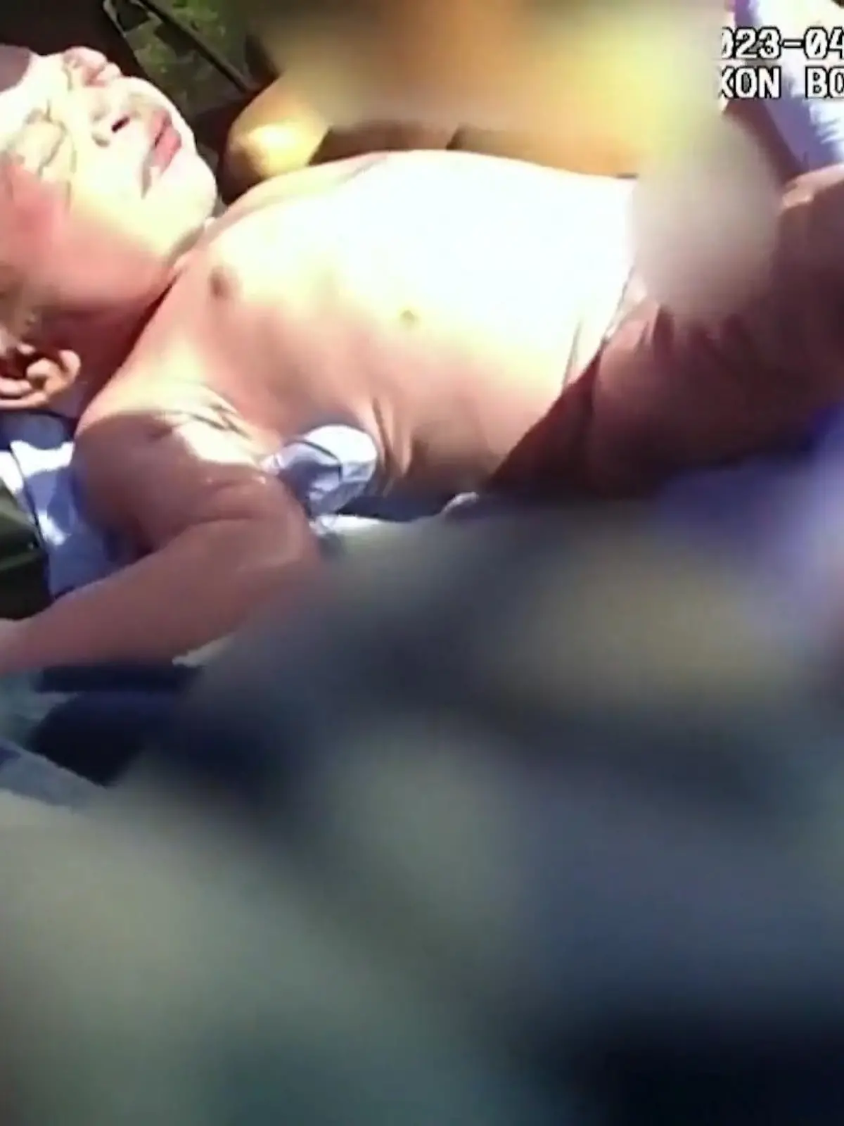 Die Polizei ist als Freund und Helfer bekannt – und in diesem Fall wohl auch als Geburtshelfer! Daniel Jones war gerade auf Streife auf einer Autobahn in Florida, als er am Straßenrand ein geparktes Auto entdeckt, in dem eine leidende Frau sitzt. Die Dame ist schwanger – und kurz davor, ihr Kind zu bekommen. Daniel verständigt zwar den Krankenwagen, merkt aber auch, dass er schnell handeln muss – denn die Wehen werden immer stärker.