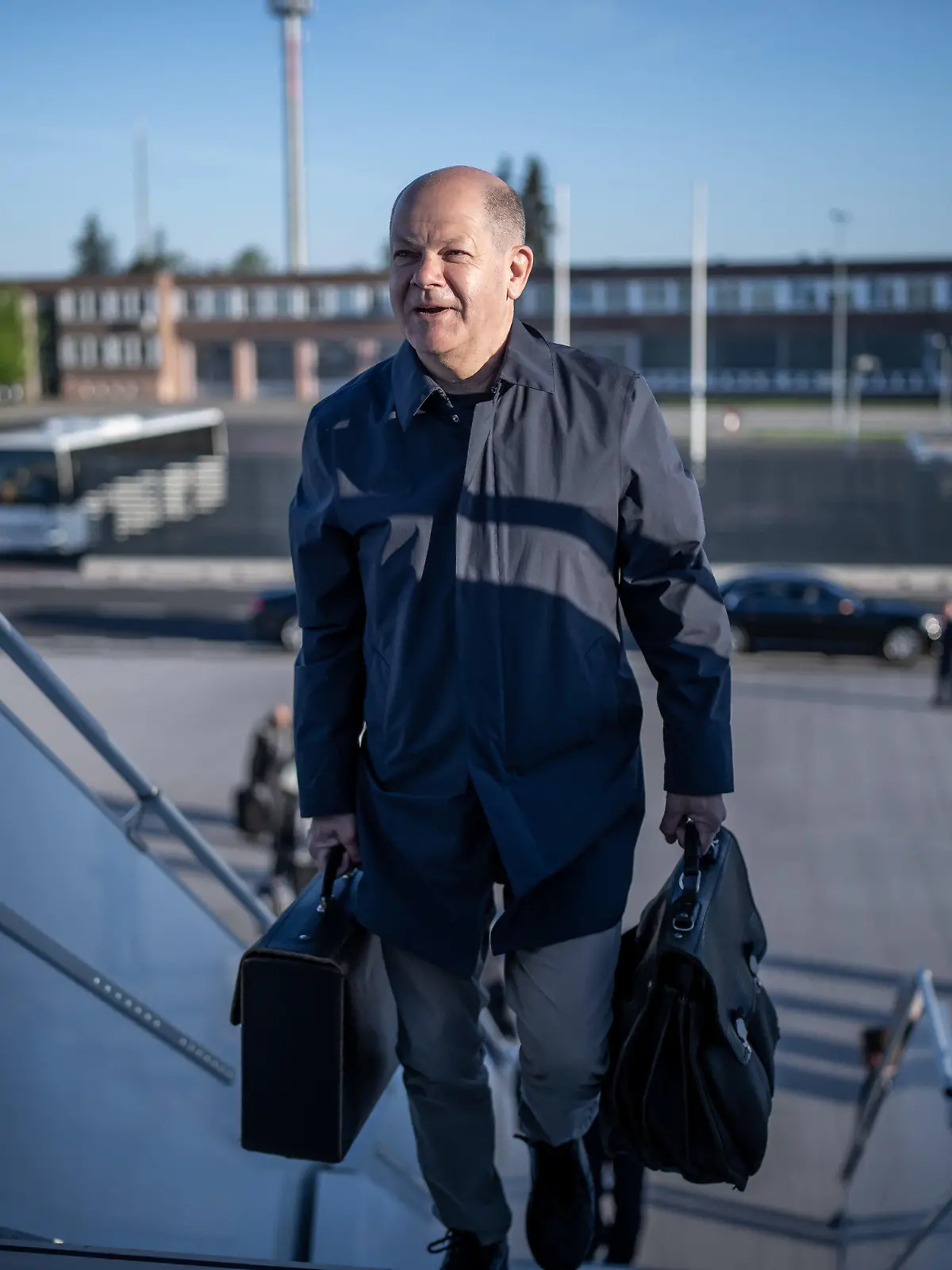 04.05.2023, Brandenburg, Schönefeld: Bundeskanzler Olaf Scholz (SPD), steigt zu seiner Afrika-Reise ins Flugzeug. Bei der zweiten große Afrika-Reise des Kanzlers seit seinem Amtsantritt wird Äthiopien und Kenia besucht. Foto: Michael Kappeler/dpa +++ dpa-Bildfunk +++
