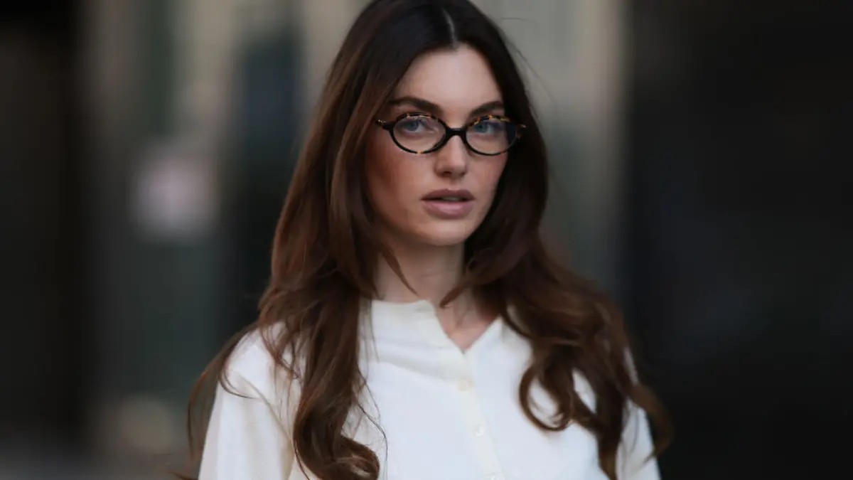 Frau trägt eine Miu Miu Brille. 