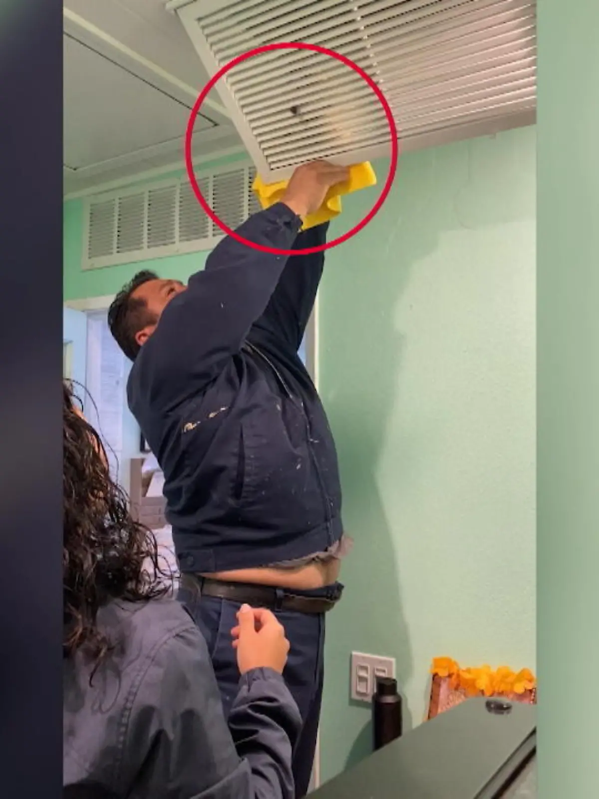 Carolyn Chavez hört bei der Arbeit ein wehleidiges Miauen aus der Klimaanlage. Es ist eine kleine Katze, die im Gitter gefangen ist. Bei der Rettungsaktion findet sie noch ein weiteres Kätzchen. Beiden geht es gut.