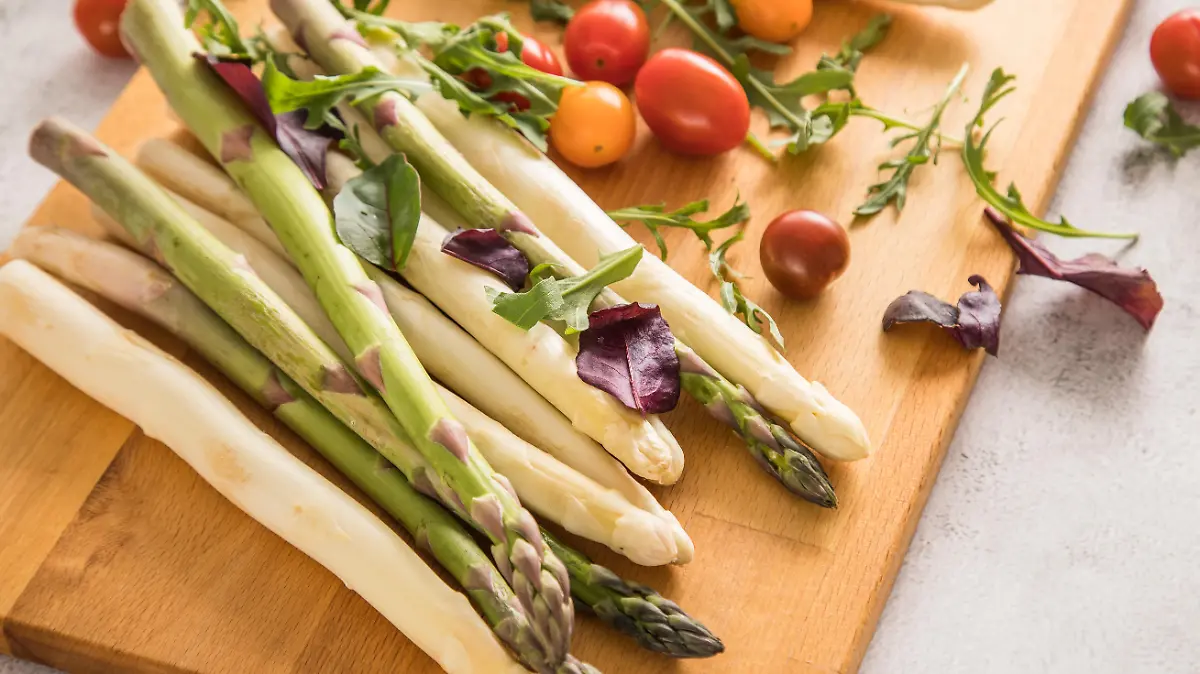 Spargelsaison 2021: Wir verraten Ihnen Tipps für eine gelungene Zubereitung von weißem & grünem Spargel.