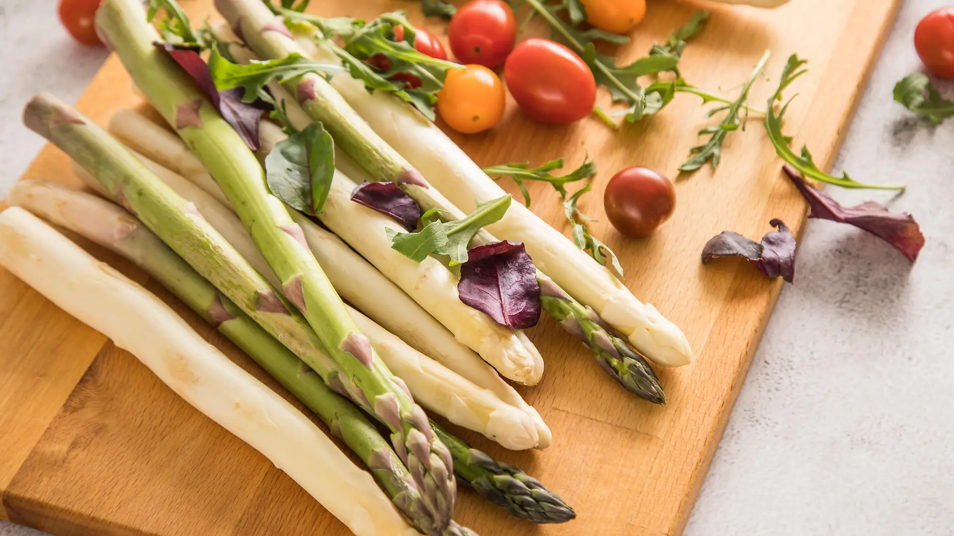 Spargelsaison 2021: Wir verraten Ihnen Tipps für eine gelungene Zubereitung von weißem & grünem Spargel.