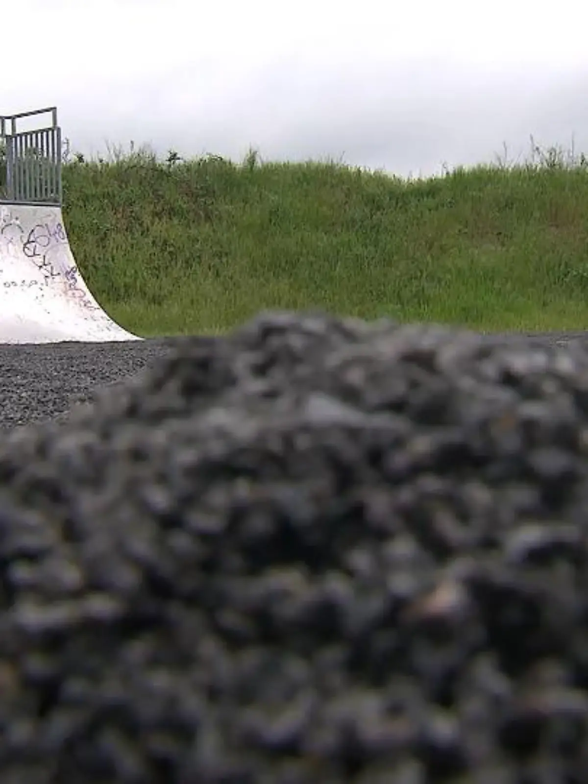 Wer auf diesem Skatepark die Halfpipe runtersausen möchte, für den könnte es schmerzhaft werden. Denn der Skatepark in Dieburg ist voller Rollsplitt – und das mit Absicht. Denn auch in Dieburg greift aktuell die Bundesnotbremse und das bedeutet, dass sich nur noch zwei Personen im Außenbereich treffen dürfen. Die Jugendlichen in Dieburg haben sich daran aber wohl nicht gehalten. Bürgermeister Frank Haus sah als letzte Möglichkeit die Regeln durchzusetzen, den Platz mit Rollsplitt aufzufüllen.