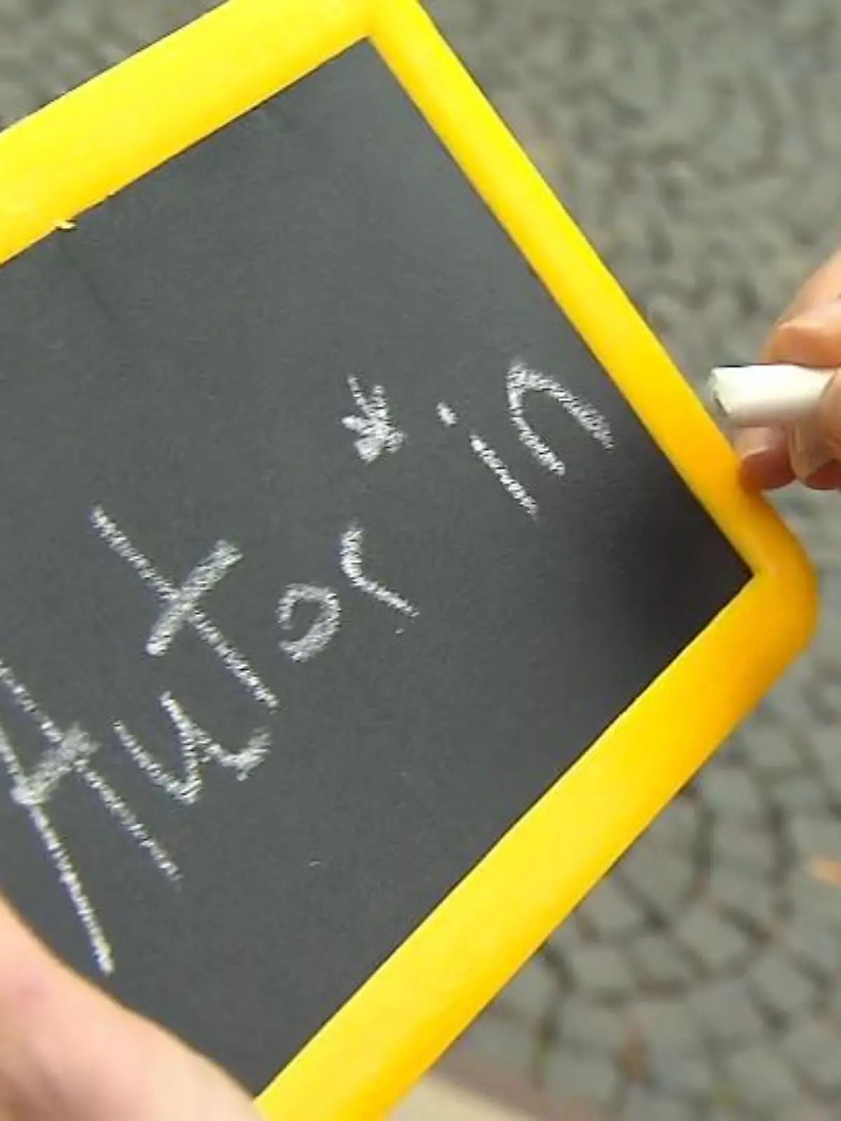 Heißt es nun Lehrer oder Lehrer:Innen und wie gendere ich eigentlich richtig? Mit Sternchen *, mit Unterstrich _, oder ganz neu sogar mit y? Das Thema gendergerechte Sprache spaltet uns und sorgt für Diskussionen. Ein Student aus Kassel hat sogar eine schlechtere Note bekommen, weil er nicht gegendert hat und auch einige Prominente sind ziemlich genervt vom „Gender-Wahn“.