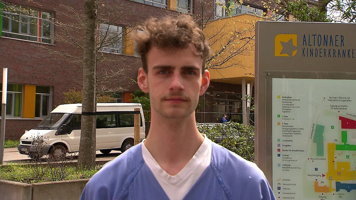 Milan Böttner macht die Ausbildung zum Gesundheits- und Kinderkrankenpfleger