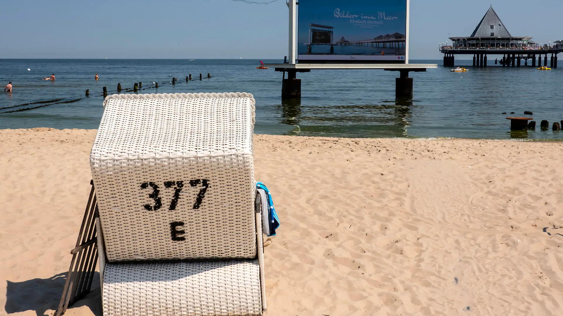 Ein Videobildschirm zeigt Informationen am Sonntag, 19.07.2020, in Heringsdorf auf der Insel Usedom. Wirtschaft Mecklenburg-Vorpommern MeckPom Mecklenburg Vorpommern Tourismus Massentourismus Landschaft Ostsee Ostseekueste Meer Kueste Himmel Boot Boote Segelboote Totale Landschaftsfoto Landschaftsbild Symboldbild Symbolfoto Symbolphoto Urlaub Ferien Freizeit Urlaubsgebiet erholen Erholung relaxen Ausflug Wochenendausflug Kurztripp Reisen Nordostdeutschland Baltic Sea Meer ocean northern north Germany Europe holiday holidays Touristen Urlauber Landschaft Ostsee Meer Kueste Landschaftsfoto Landschaftsbild Urlaub Freizeit, Urlaubsgebiet erholen Erholung relaxen Ausflug Wochenendausflug Familienurlaub Kurztripp Reisen Nordostdeutschland Balt