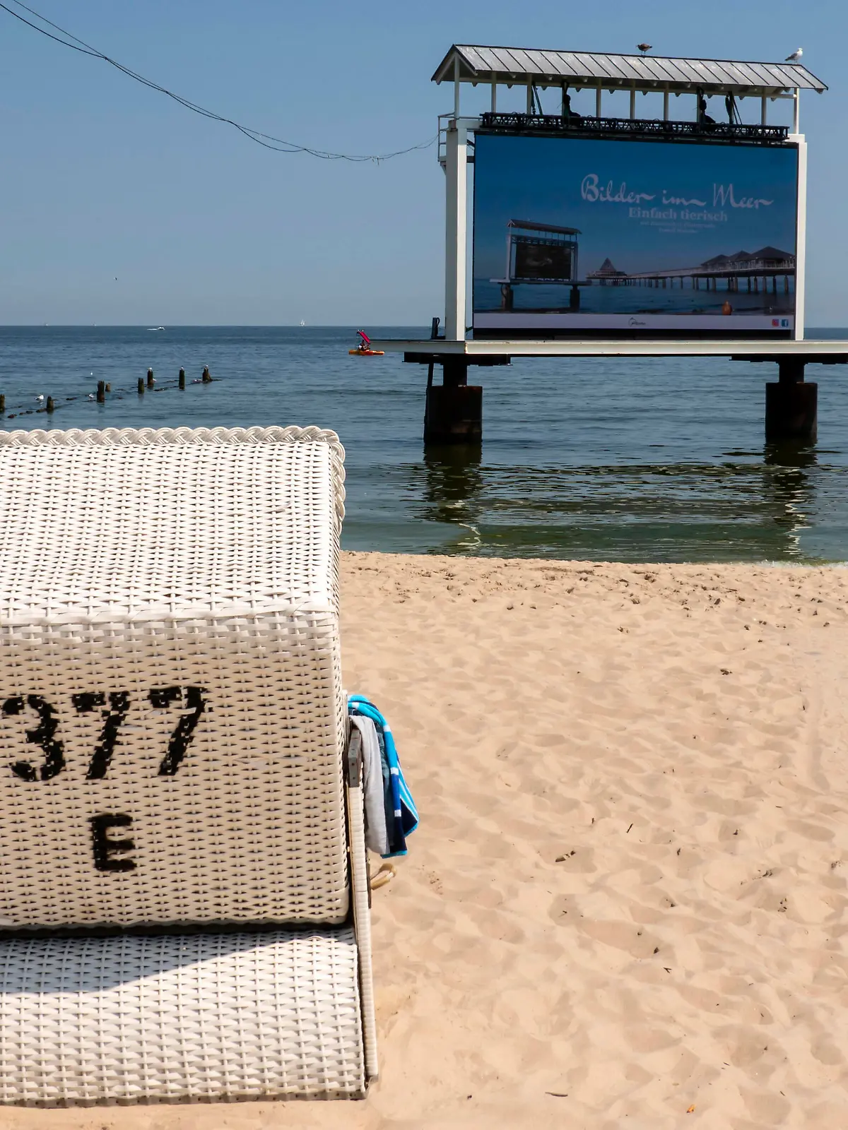  Ein Videobildschirm zeigt Informationen am Sonntag, 19.07.2020, in Heringsdorf auf der Insel Usedom. Wirtschaft Mecklenburg-Vorpommern MeckPom Mecklenburg Vorpommern Tourismus Massentourismus Landschaft Ostsee Ostseekueste Meer Kueste Himmel Boot Boote Segelboote Totale Landschaftsfoto Landschaftsbild Symboldbild Symbolfoto Symbolphoto Urlaub Ferien Freizeit Urlaubsgebiet erholen Erholung relaxen Ausflug Wochenendausflug Kurztripp Reisen Nordostdeutschland Baltic Sea Meer ocean northern north Germany Europe holiday holidays Touristen Urlauber Landschaft Ostsee Meer Kueste Landschaftsfoto Landschaftsbild Urlaub Freizeit, Urlaubsgebiet erholen Erholung relaxen Ausflug Wochenendausflug Familienurlaub Kurztripp Reisen Nordostdeutschland Balt