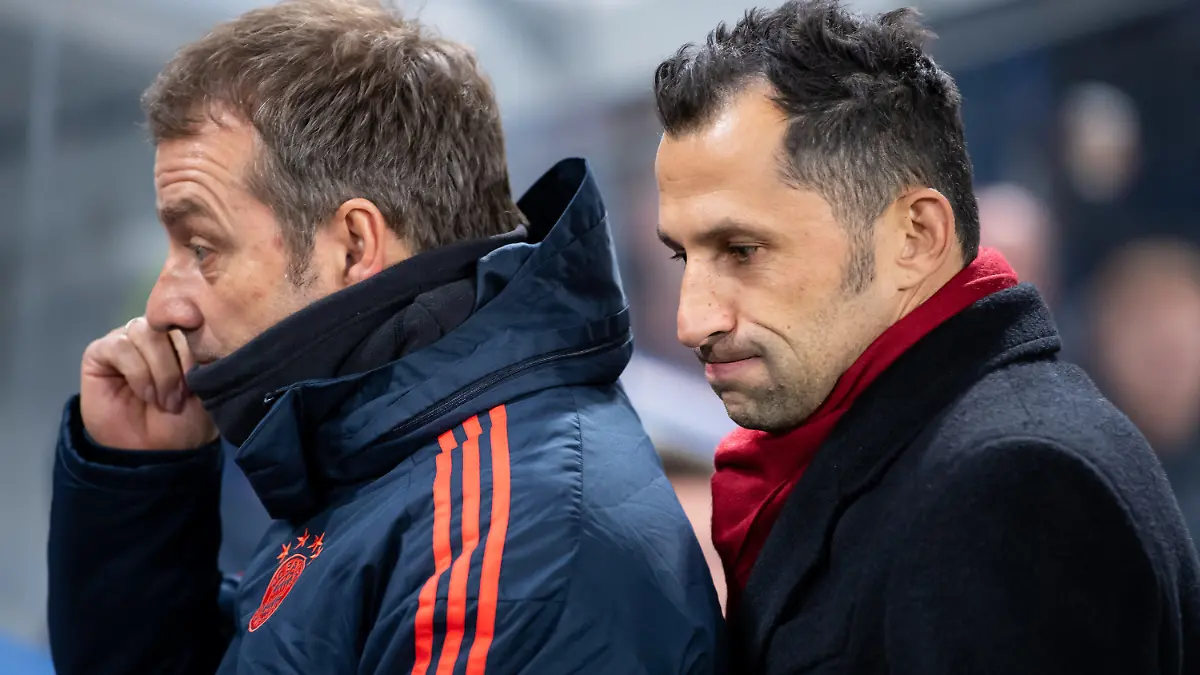 ARCHIV - 25.02.2020, Großbritannien, London: Fußball: Champions League, FC Chelsea - FC Bayern München, K.o.-Runde, Achtelfinale, Hinspiel im Stadion Stamford Bridge. Trainer Hansi Flick (l) und Sportdirektor Hasan Salihamidzic von München von München kommen vor dem Spiel in das Stadion. (zu "Bayern-Bosse «missbilligen» Flicks Abschiedsknall - Spieler «traurig»") Foto: Sven Hoppe/dpa +++ dpa-Bildfunk +++