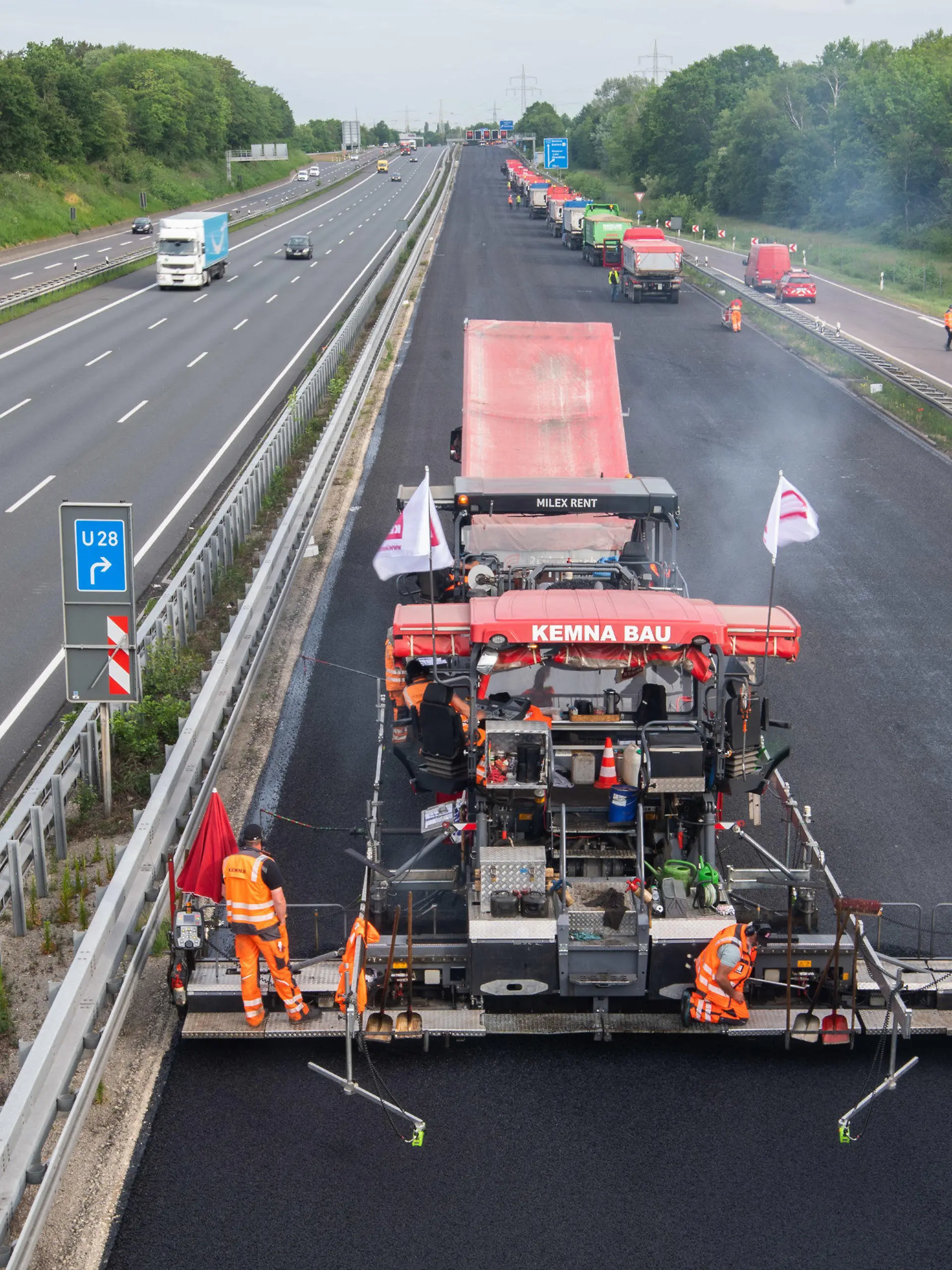 ARCHIV - 22.05.2020, Niedersachsen, Hannover: Bauarbeiter asphaltieren die Autobahn A2. (zu dpa «Zahl der 24-Stunden-Baustellen deutlich gestiegen - Bayern führt») Foto: Julian Stratenschulte/dpa +++ dpa-Bildfunk +++