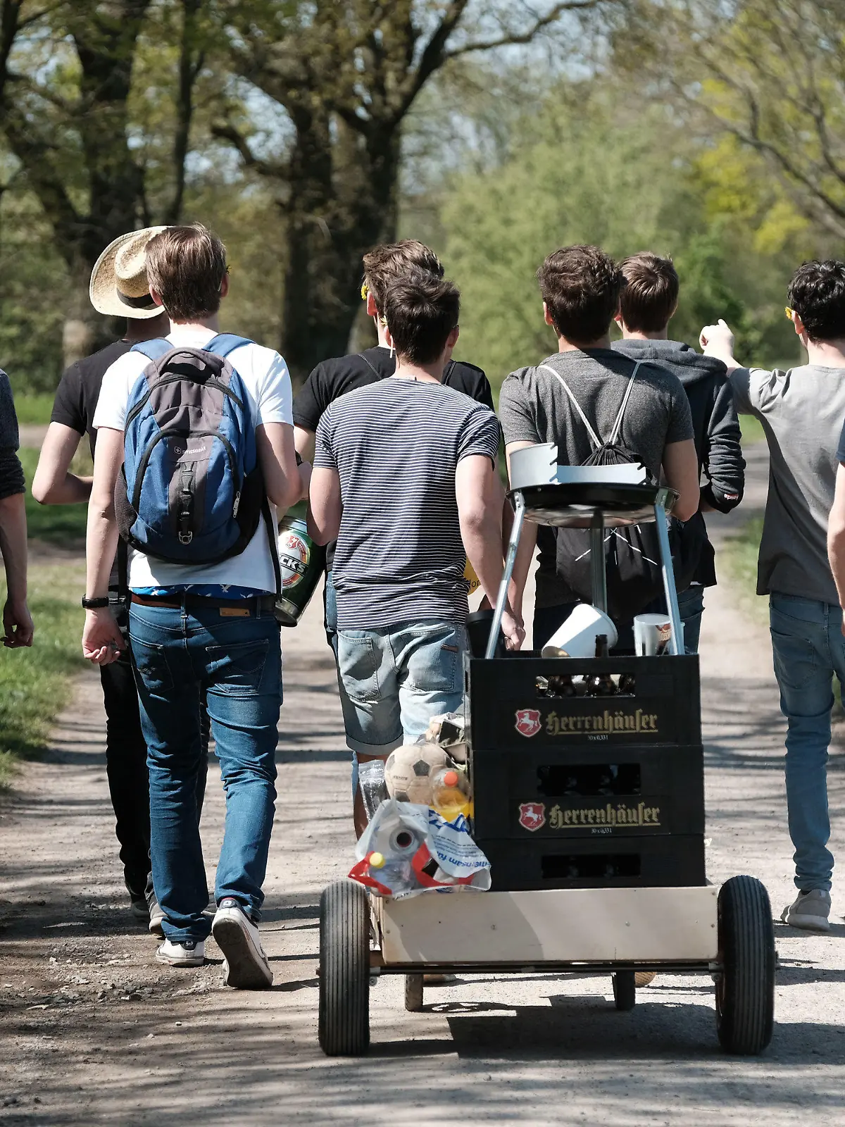 ARCHIV - 05.05.2016, Niedersachsen, Isernhagen: Eine Gruppe junger Männer feiert den Vatertag mit einem mit Bier gefüllten Bollerwagen. Väter und andere Ausflügler müssen sich an Christi Himmelfahrt während der Corona-Pandemie auf Kontrollen und mitunter besondere Verbote einstellen. Foto: Peter Steffen/dpa +++ dpa-Bildfunk +++
