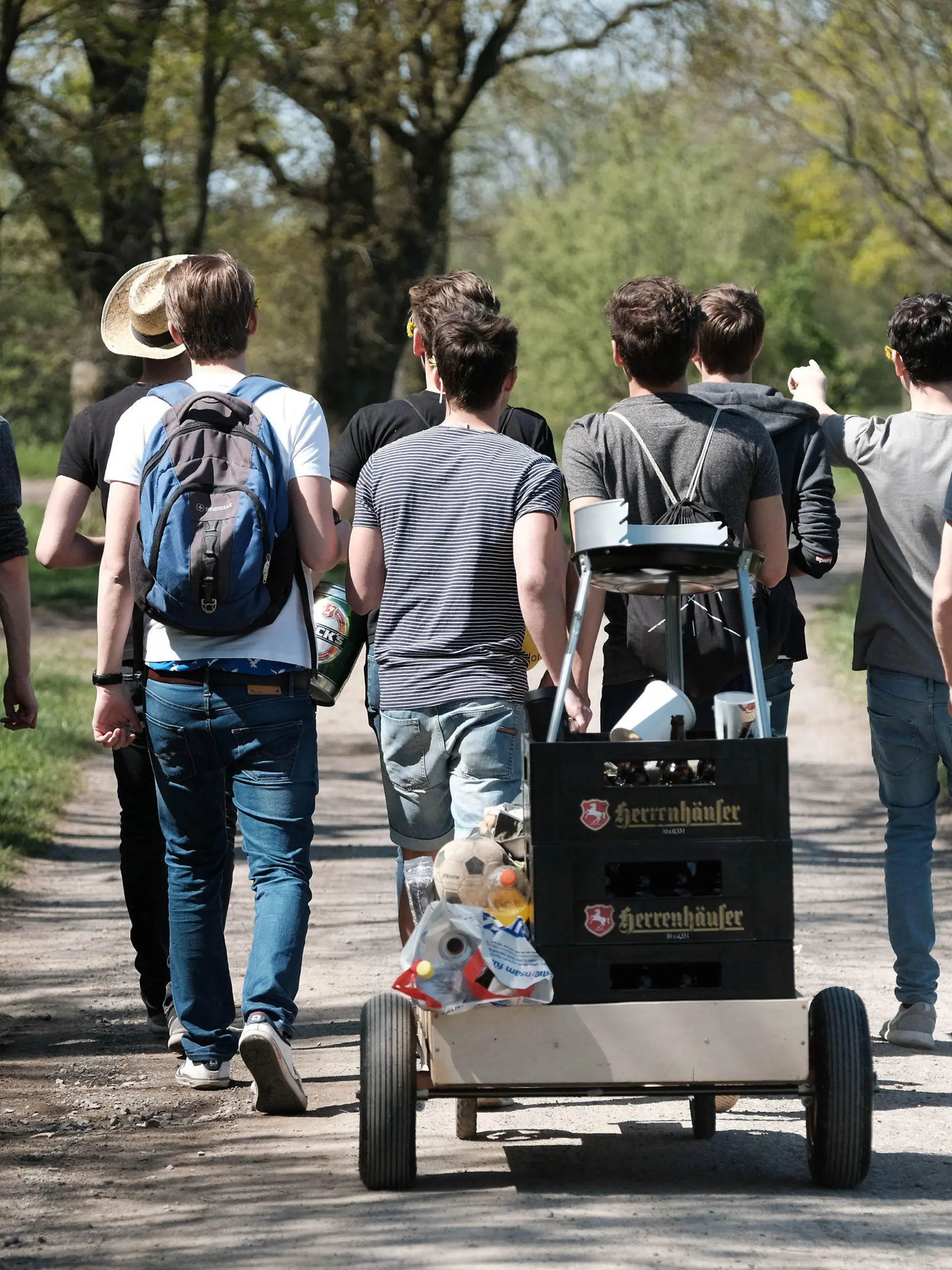 ARCHIV - 05.05.2016, Niedersachsen, Isernhagen: Eine Gruppe junger Männer feiert den Vatertag mit einem mit Bier gefüllten Bollerwagen. Väter und andere Ausflügler müssen sich an Christi Himmelfahrt während der Corona-Pandemie auf Kontrollen und mitunter besondere Verbote einstellen. Foto: Peter Steffen/dpa +++ dpa-Bildfunk +++
