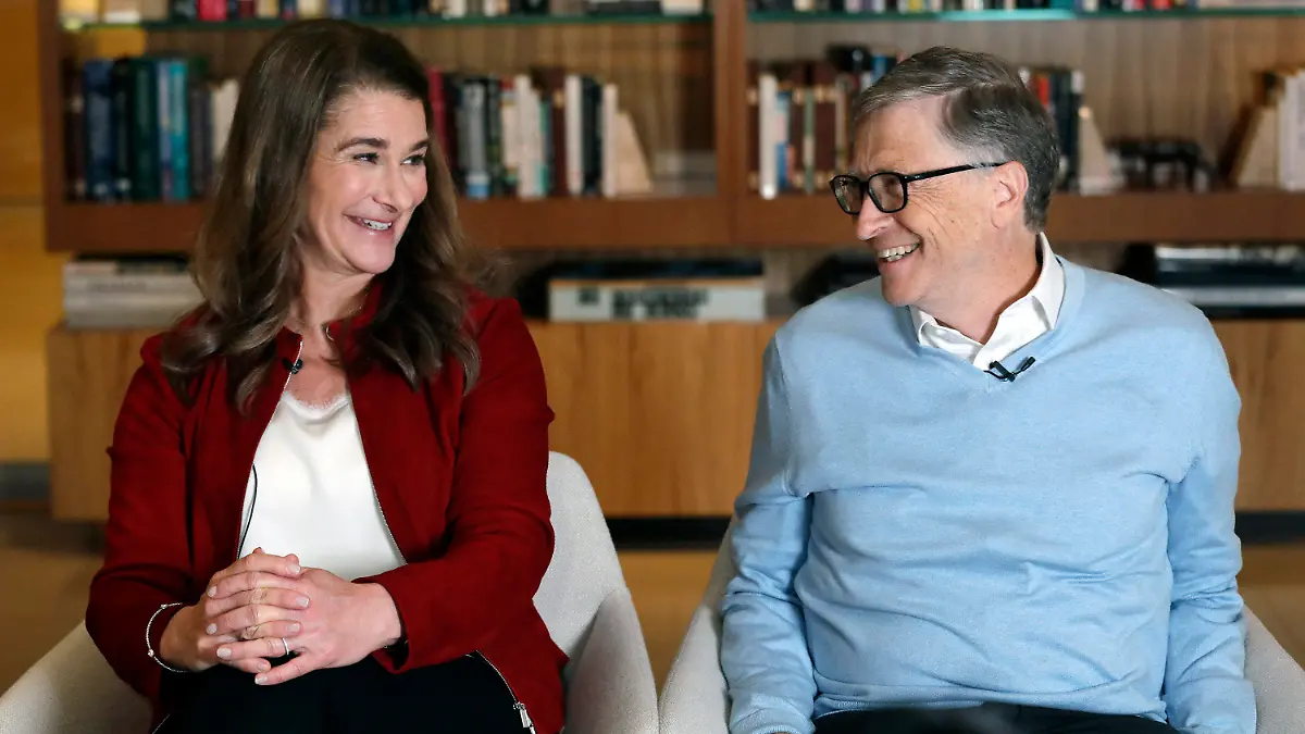 ARCHIV - 31.01.2019, USA, Kirkland: Bill und Melinda Gates lächeln sich während eines Interviews an. Der Microsoft-Gründer Bill Gates und seine Frau Melinda lassen sich nach 27 Ehejahren scheiden. Foto: Elaine Thompson/AP/dpa +++ dpa-Bildfunk +++