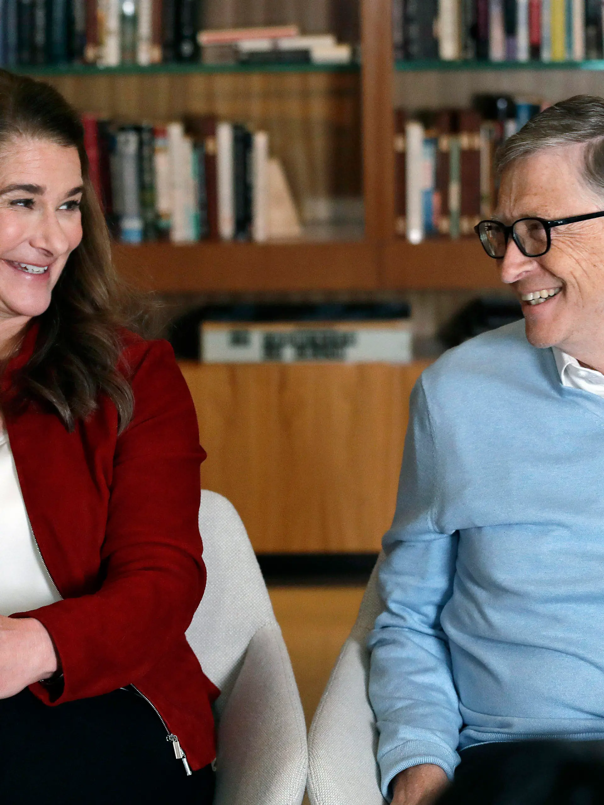 ARCHIV - 31.01.2019, USA, Kirkland: Bill und Melinda Gates lächeln sich während eines Interviews an. Der Microsoft-Gründer Bill Gates und seine Frau Melinda lassen sich nach 27 Ehejahren scheiden. Foto: Elaine Thompson/AP/dpa +++ dpa-Bildfunk +++