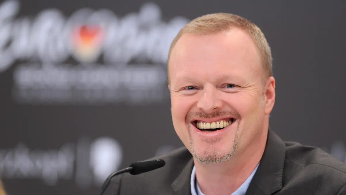 ARCHIV - 09.05.2011, Nordrhein-Westfalen, Düsseldorf: Stefan Raab, einer der Moderatoren des Eurovision Song Contest 2011, lächelt auf einer Pressekonferenz. Als Ersatz für den abgesagten Eurovision Song Contest (ESC) 2020 planen Stefan Raab und der Fernsehsender ProSieben einen «neuen, freien europäischen Songwettbewerb». Er soll am 16. Mai in Köln unter allen «aktuellen gesetzlichen Auflagen und (...) Vorgaben der Gesundheitsbehörden» stattfinden und «Free European Song Contest» heißen. (zu dpa "Schon im Mai: Stefan Raab und ProSieben planen Ersatz für ESC") Foto: Jörg Carstensen/dpa +++ dpa-Bildfunk +++