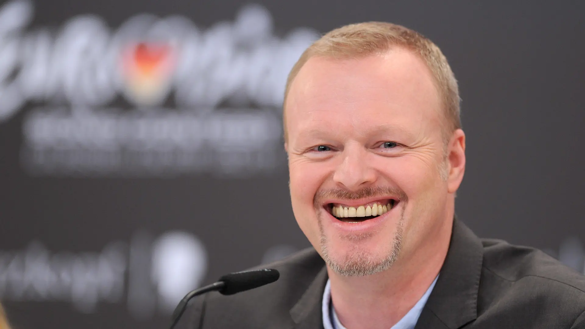 ARCHIV - 09.05.2011, Nordrhein-Westfalen, Düsseldorf: Stefan Raab, einer der Moderatoren des Eurovision Song Contest 2011, lächelt auf einer Pressekonferenz. Als Ersatz für den abgesagten Eurovision Song Contest (ESC) 2020 planen Stefan Raab und der Fernsehsender ProSieben einen «neuen, freien europäischen Songwettbewerb». Er soll am 16. Mai in Köln unter allen «aktuellen gesetzlichen Auflagen und (...) Vorgaben der Gesundheitsbehörden» stattfinden und «Free European Song Contest» heißen. (zu dpa "Schon im Mai: Stefan Raab und ProSieben planen Ersatz für ESC") Foto: Jörg Carstensen/dpa +++ dpa-Bildfunk +++