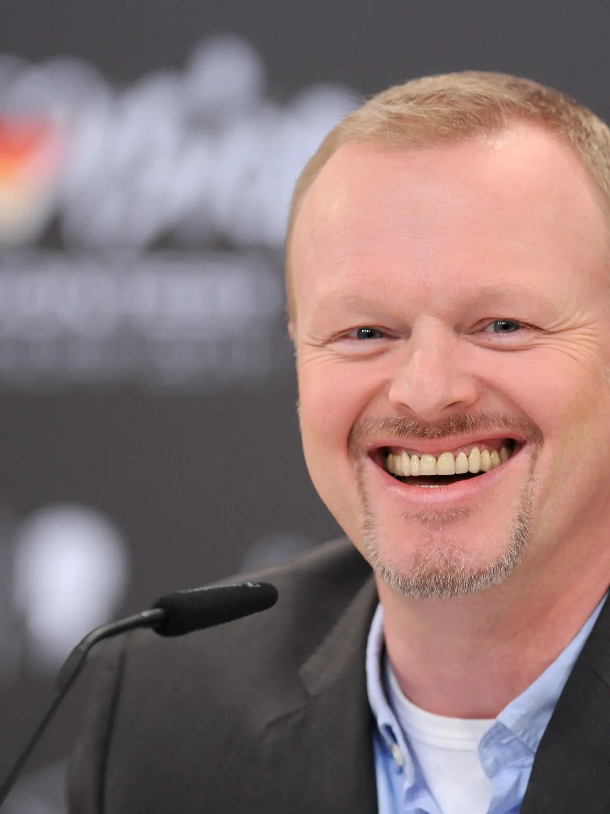 ARCHIV - 09.05.2011, Nordrhein-Westfalen, Düsseldorf: Stefan Raab, einer der Moderatoren des  Eurovision Song Contest 2011, lächelt auf einer Pressekonferenz. Als Ersatz für den abgesagten Eurovision Song Contest (ESC) 2020 planen Stefan Raab und der Fernsehsender ProSieben einen «neuen, freien europäischen Songwettbewerb». Er soll am 16. Mai in Köln unter allen «aktuellen gesetzlichen Auflagen und (...) Vorgaben der Gesundheitsbehörden» stattfinden und «Free European Song Contest» heißen. (zu dpa "Schon im Mai: Stefan Raab und ProSieben planen Ersatz für ESC") Foto: Jörg Carstensen/dpa +++ dpa-Bildfunk +++