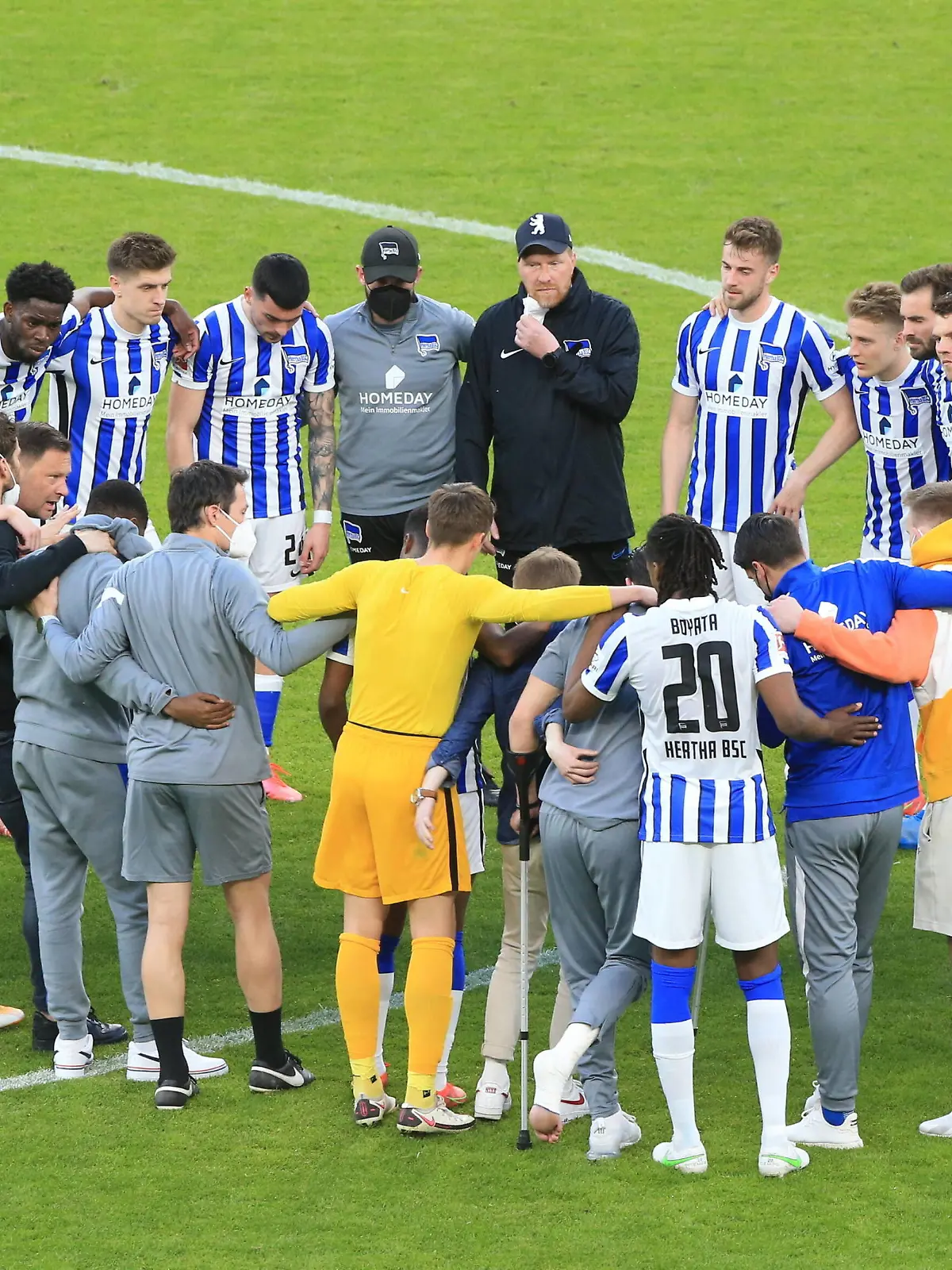 DEU, GER,DFL, 1. FBL, Hertha BSC vs. Arminia Bielefeld, / 09.05.2021, Berliner Olympiastadion, Berlin, DEU, GER,DFL, 1. FBL, Hertha BSC vs. Arminia Bielefeld, im Bild Hertha-Spielerkreis nach dem Spiel *** DEU, GER,DFL, 1 FBL, Hertha BSC vs Arminia Bielefeld, 09 05 2021, Berliner Olympiastadion, Berlin, DEU, GER,DFL, 1 FBL, Hertha BSC vs Arminia Bielefeld, in the picture Hertha players circle after the game nordphotoxGmbHx/xEngler nph00076 