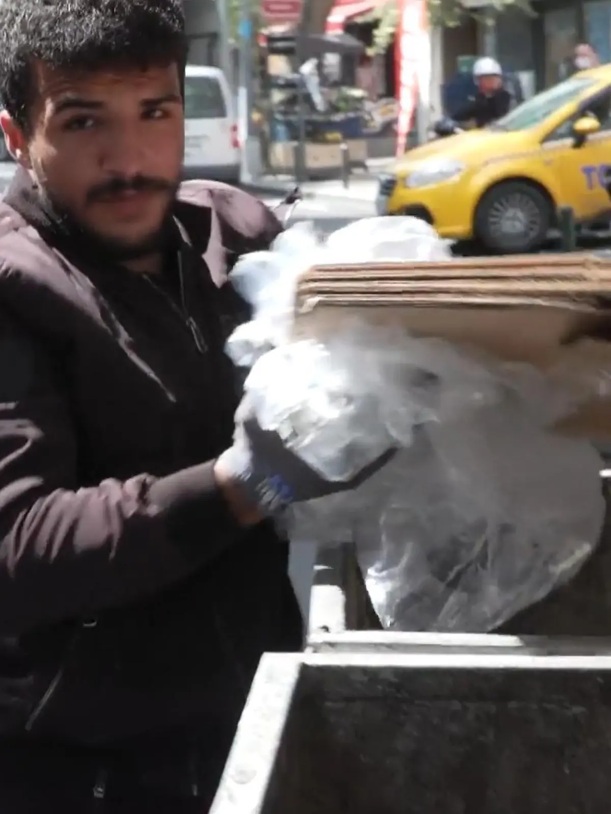 Mustafa Baydar verkauft Müll weiter an Recyklingfirmen.